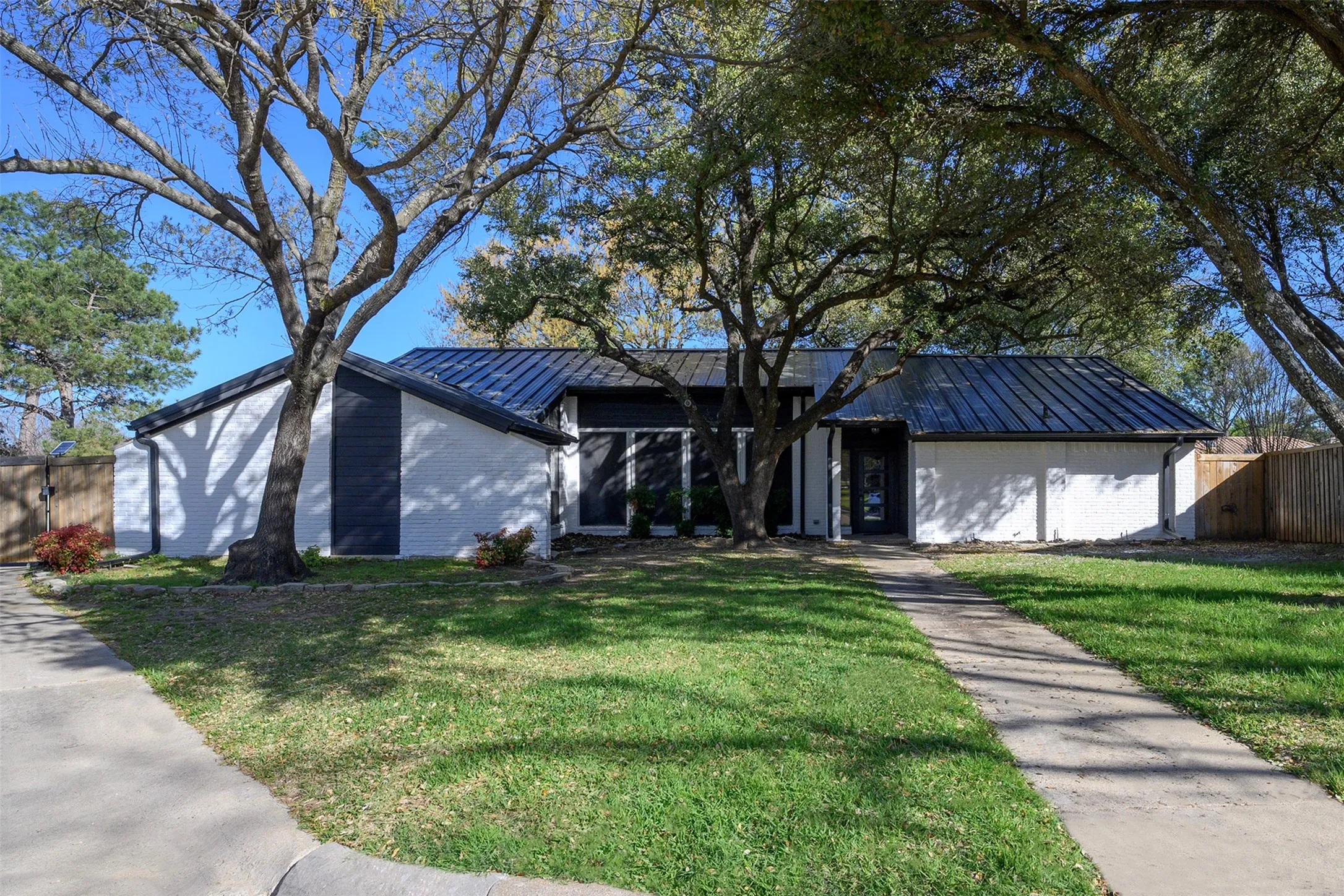Single Family Residence For Sale in Denton County , 1035 Wilshire Drive, Trophy Club, Texas 76262, 3 Bedroom, 2 Bathroom, 2 Garage spaces, 2,227 Sqft, built in 1979, mls#21313468, Real Estate Agent in Trophy Club, Homes For Sale in Denton county, Homes For Sale in Trophy Club, Realtor in Trophy Club Texas, Real Estate Brokerage Independent Realty Texas, Luminita Cordes Realtor