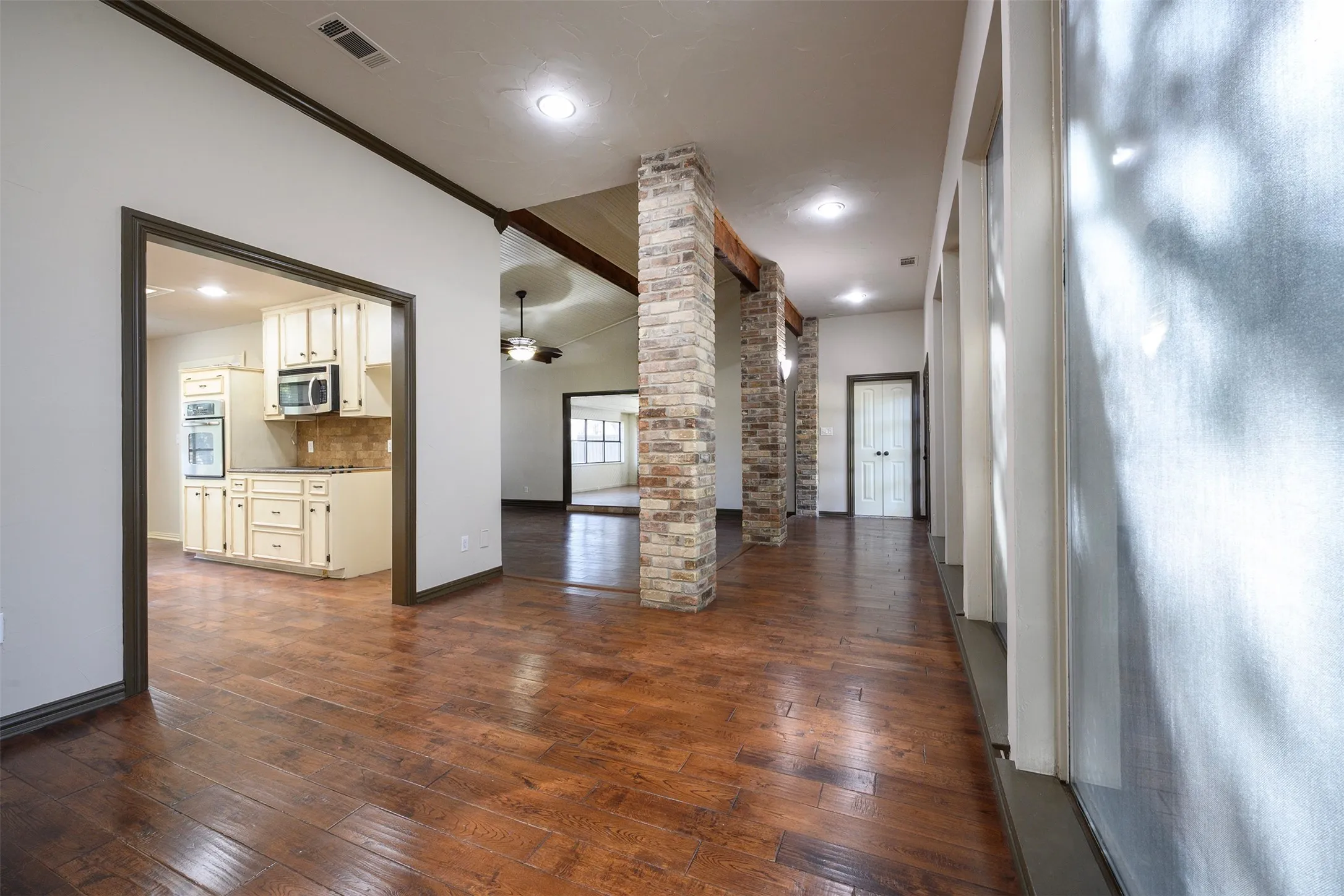 Single Family Residence For Sale in Denton County , 1035 Wilshire Drive, Trophy Club, Texas 76262, 3 Bedroom, 2 Bathroom, 2 Garage spaces, 2,227 Sqft, built in 1979, mls#21313468, Real Estate Agent in Trophy Club, Homes For Sale in Denton county, Homes For Sale in Trophy Club, Realtor in Trophy Club Texas, Real Estate Brokerage Independent Realty Texas, Luminita Cordes Realtor