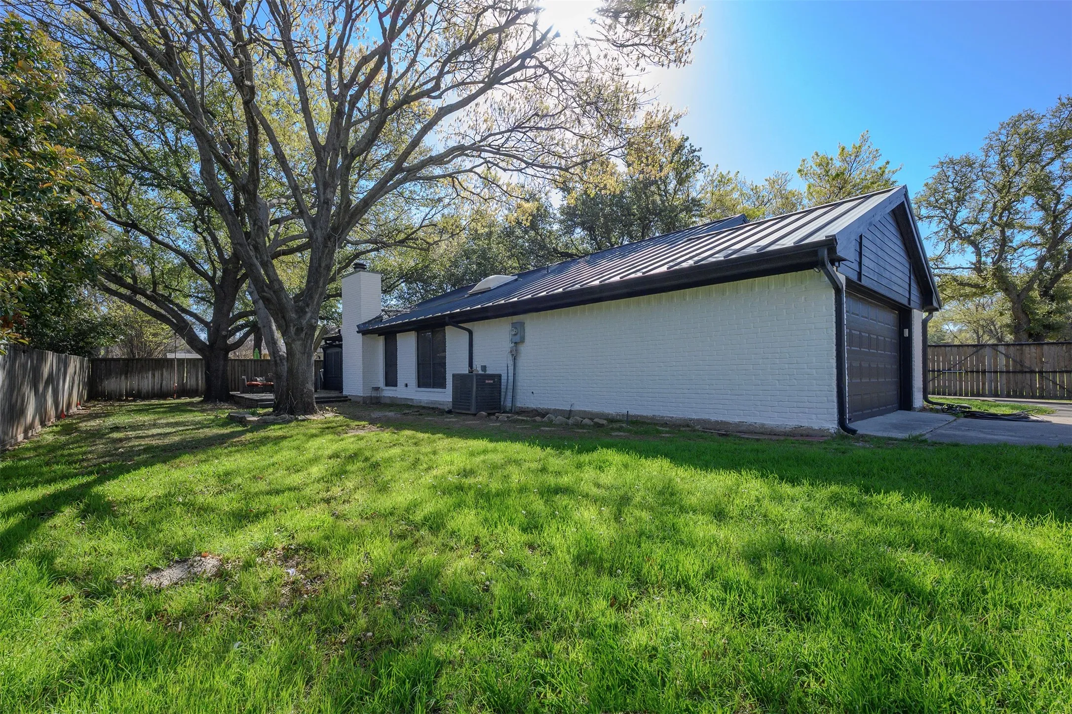 Single Family Residence For Sale in Denton County , 1035 Wilshire Drive, Trophy Club, Texas 76262, 3 Bedroom, 2 Bathroom, 2 Garage spaces, 2,227 Sqft, built in 1979, mls#21313468, Real Estate Agent in Trophy Club, Homes For Sale in Denton county, Homes For Sale in Trophy Club, Realtor in Trophy Club Texas, Real Estate Brokerage Independent Realty Texas, Luminita Cordes Realtor