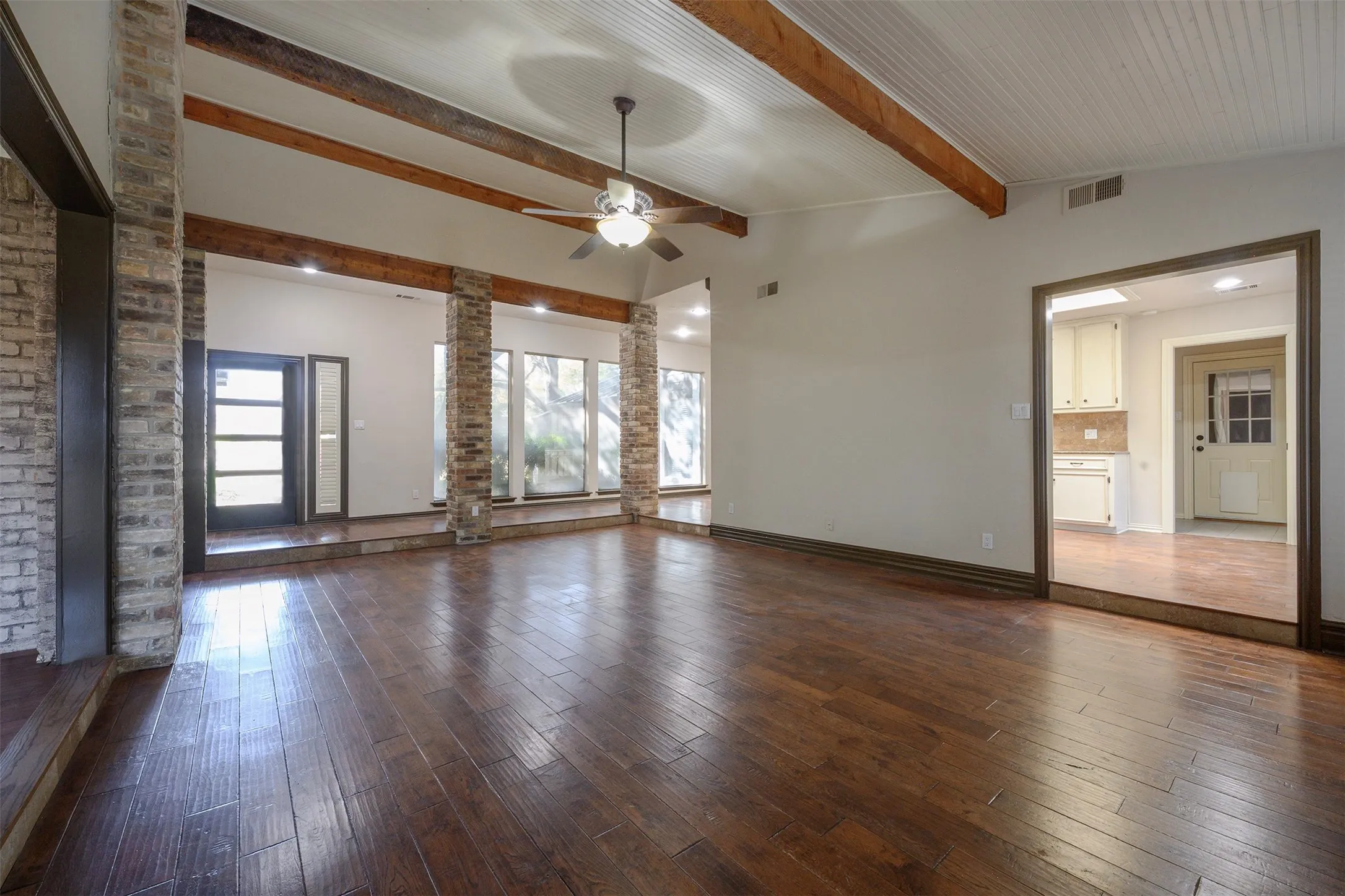 Single Family Residence For Sale in Denton County , 1035 Wilshire Drive, Trophy Club, Texas 76262, 3 Bedroom, 2 Bathroom, 2 Garage spaces, 2,227 Sqft, built in 1979, mls#21313468, Real Estate Agent in Trophy Club, Homes For Sale in Denton county, Homes For Sale in Trophy Club, Realtor in Trophy Club Texas, Real Estate Brokerage Independent Realty Texas, Luminita Cordes Realtor