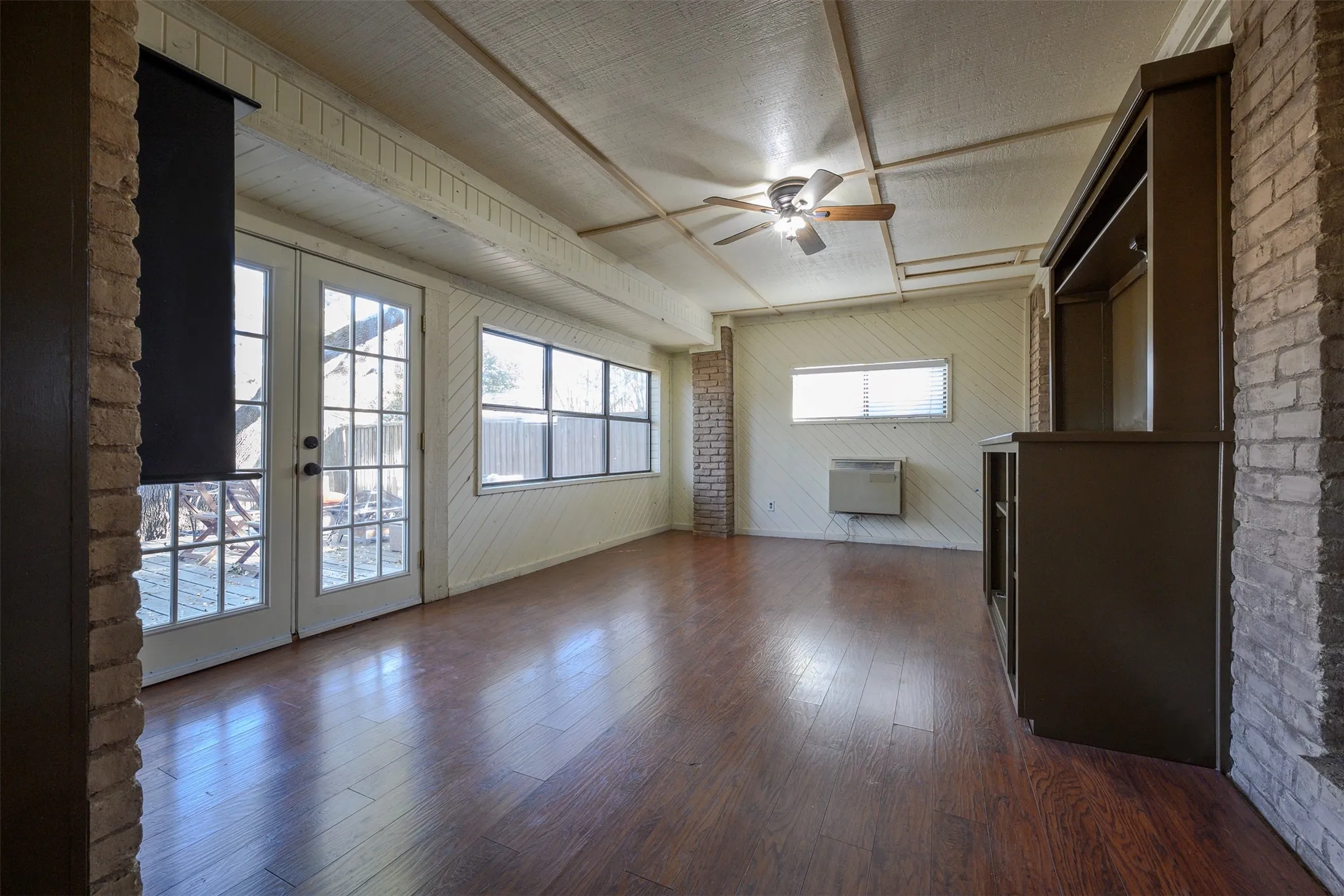Single Family Residence For Sale in Denton County , 1035 Wilshire Drive, Trophy Club, Texas 76262, 3 Bedroom, 2 Bathroom, 2 Garage spaces, 2,227 Sqft, built in 1979, mls#21313468, Real Estate Agent in Trophy Club, Homes For Sale in Denton county, Homes For Sale in Trophy Club, Realtor in Trophy Club Texas, Real Estate Brokerage Independent Realty Texas, Luminita Cordes Realtor