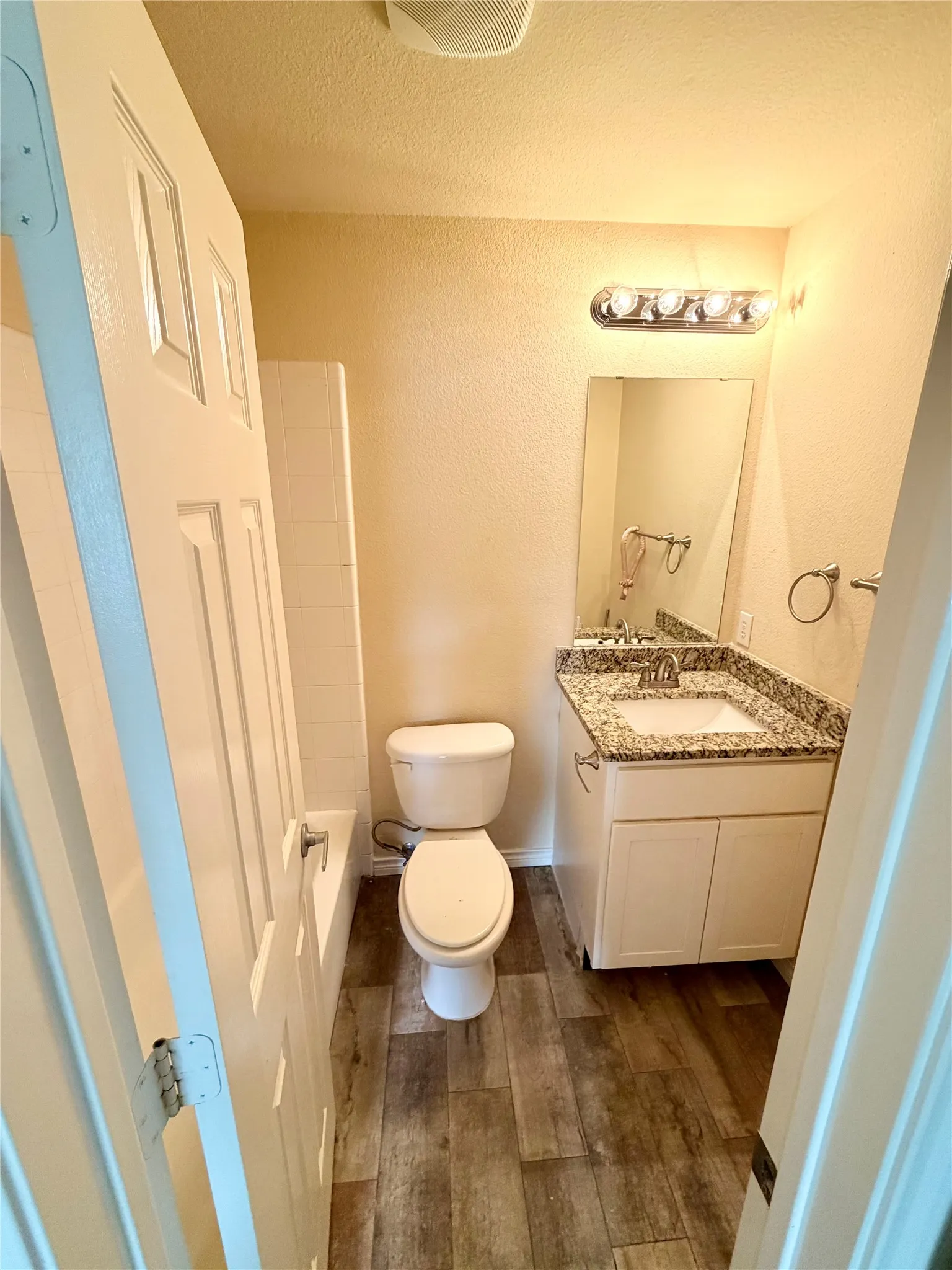 Full bath 2 - Next to bedroom 2