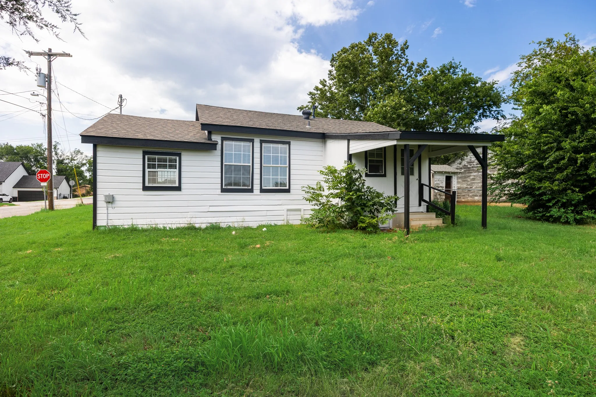 Single Family Residence For Sale in Parker County , 321 W 7th Street, Weatherford, Texas 76086, 3 Bedroom, 1 Bathroom, Garage spaces, 1,005 Sqft, built in 1958, mls#21315489, Real Estate Agent in Weatherford, Homes For Sale in Parker county, Homes For Sale in Weatherford, Realtor in Weatherford Texas, Real Estate Brokerage Independent Realty Texas, Luminita Cordes Realtor
