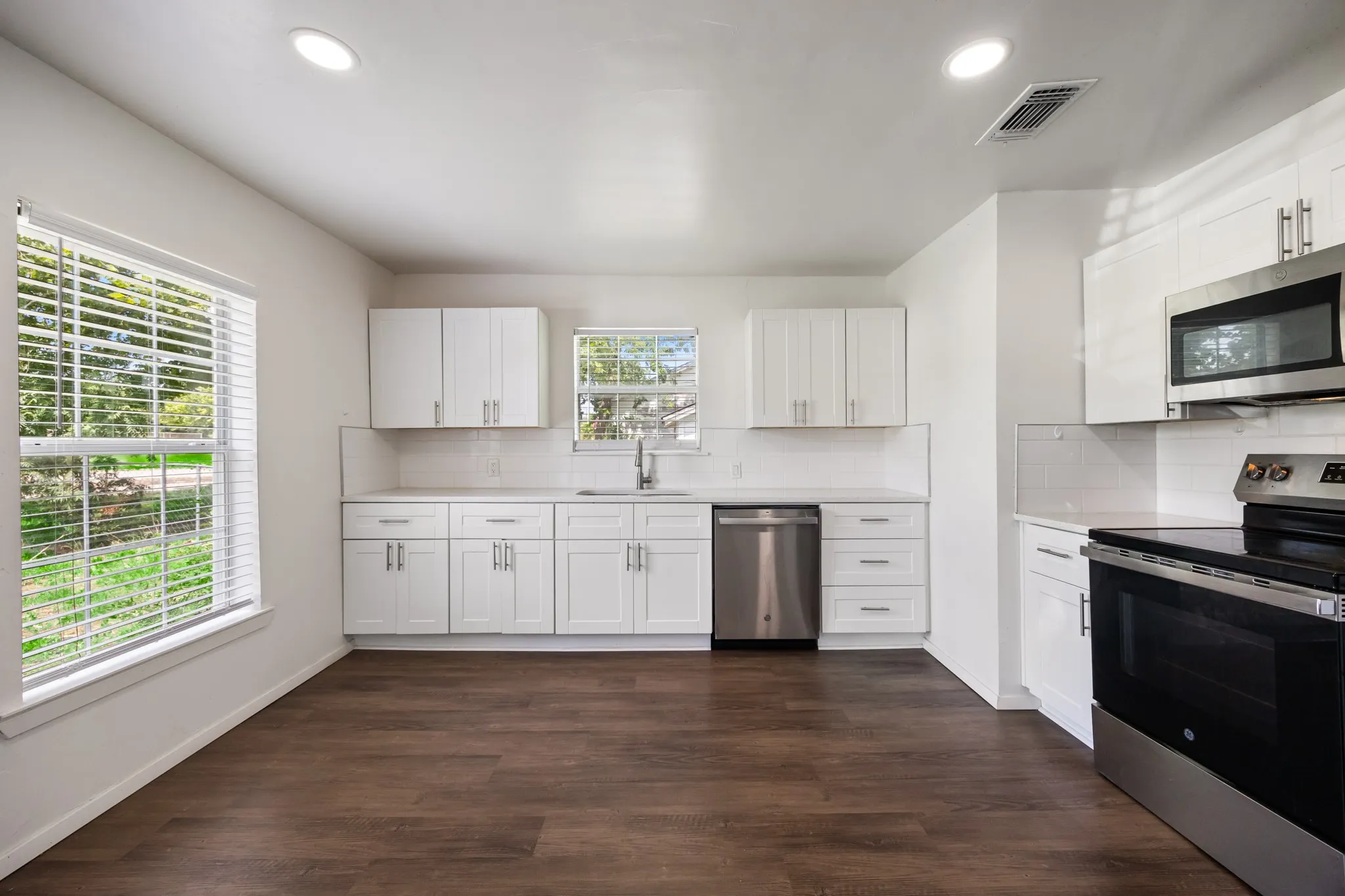 Single Family Residence For Sale in Parker County , 321 W 7th Street, Weatherford, Texas 76086, 3 Bedroom, 1 Bathroom, Garage spaces, 1,005 Sqft, built in 1958, mls#21315489, Real Estate Agent in Weatherford, Homes For Sale in Parker county, Homes For Sale in Weatherford, Realtor in Weatherford Texas, Real Estate Brokerage Independent Realty Texas, Luminita Cordes Realtor