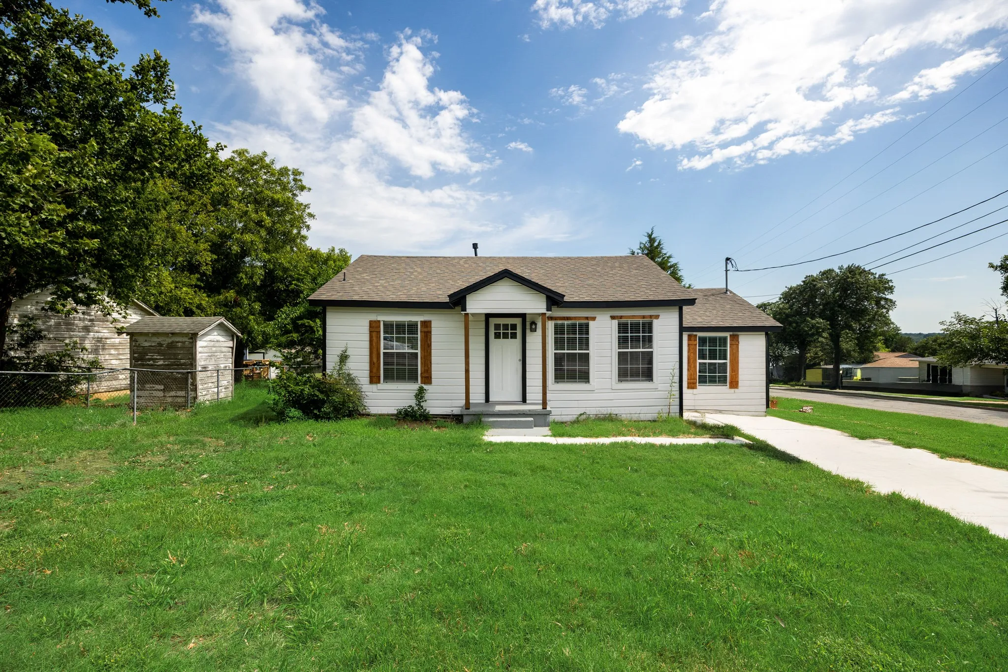 Single Family Residence For Sale in Parker County , 321 W 7th Street, Weatherford, Texas 76086, 3 Bedroom, 1 Bathroom, Garage spaces, 1,005 Sqft, built in 1958, mls#21315489, Real Estate Agent in Weatherford, Homes For Sale in Parker county, Homes For Sale in Weatherford, Realtor in Weatherford Texas, Real Estate Brokerage Independent Realty Texas, Luminita Cordes Realtor