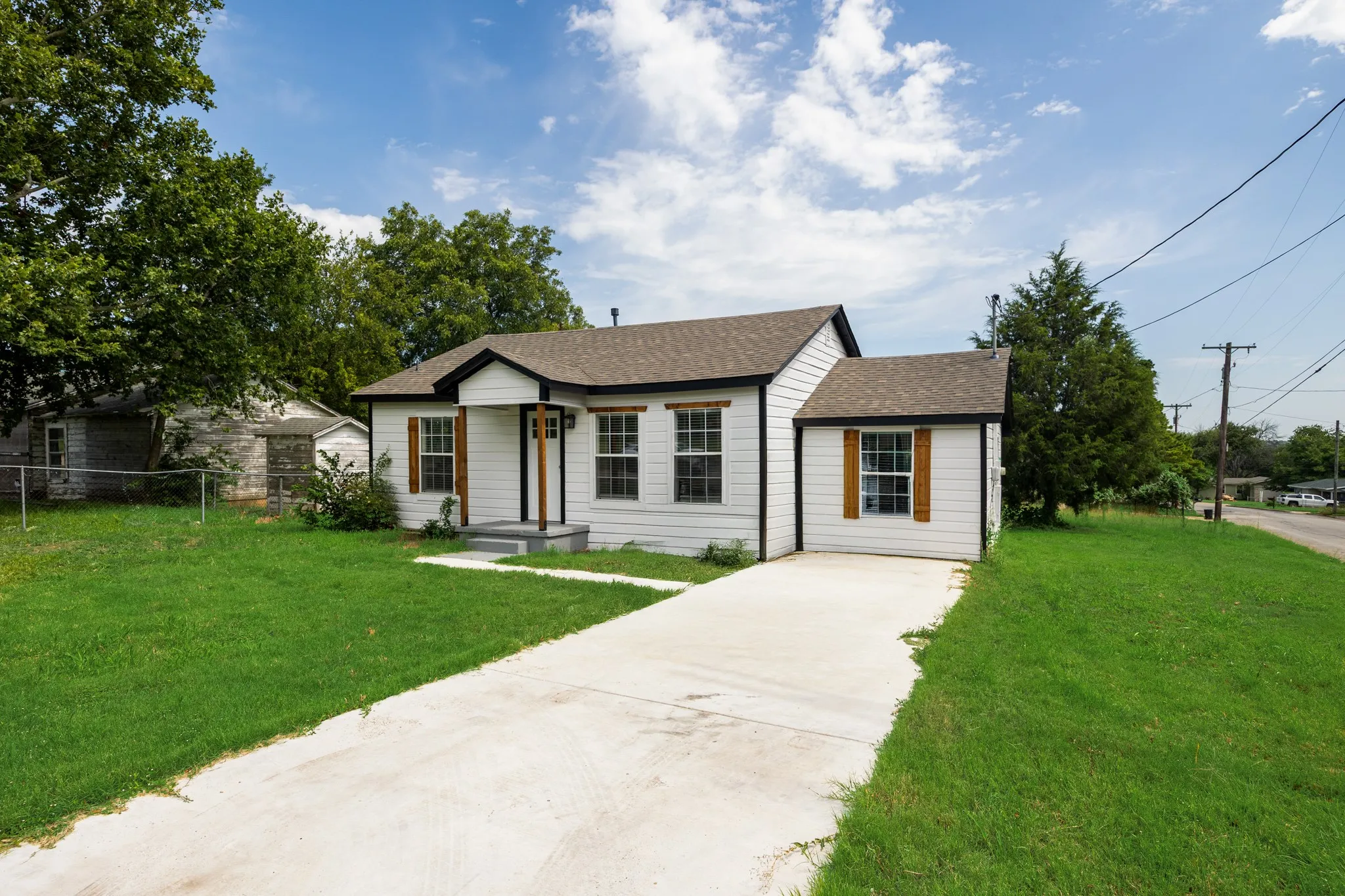Single Family Residence For Sale in Parker County , 321 W 7th Street, Weatherford, Texas 76086, 3 Bedroom, 1 Bathroom, Garage spaces, 1,005 Sqft, built in 1958, mls#21315489, Real Estate Agent in Weatherford, Homes For Sale in Parker county, Homes For Sale in Weatherford, Realtor in Weatherford Texas, Real Estate Brokerage Independent Realty Texas, Luminita Cordes Realtor