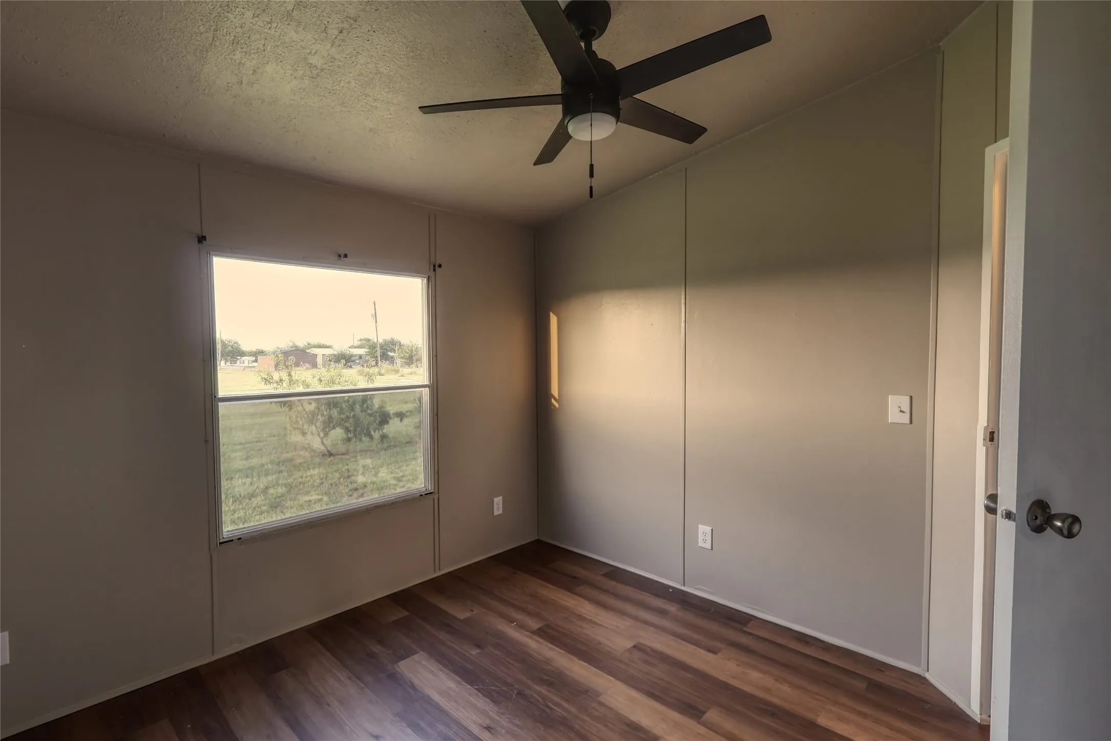 Mobile Home For Sale in Grayson County , 8344 Fm 697, Whitewright, Texas 75491, 3 Bedroom, 2 Bathroom, Garage spaces, 1,568 Sqft, built in 2005, mls#21308525, Real Estate Agent in Whitewright, Homes For Sale in Grayson county, Homes For Sale in Whitewright, Realtor in Whitewright Texas, Real Estate Brokerage Independent Realty Texas, Luminita Cordes Realtor
