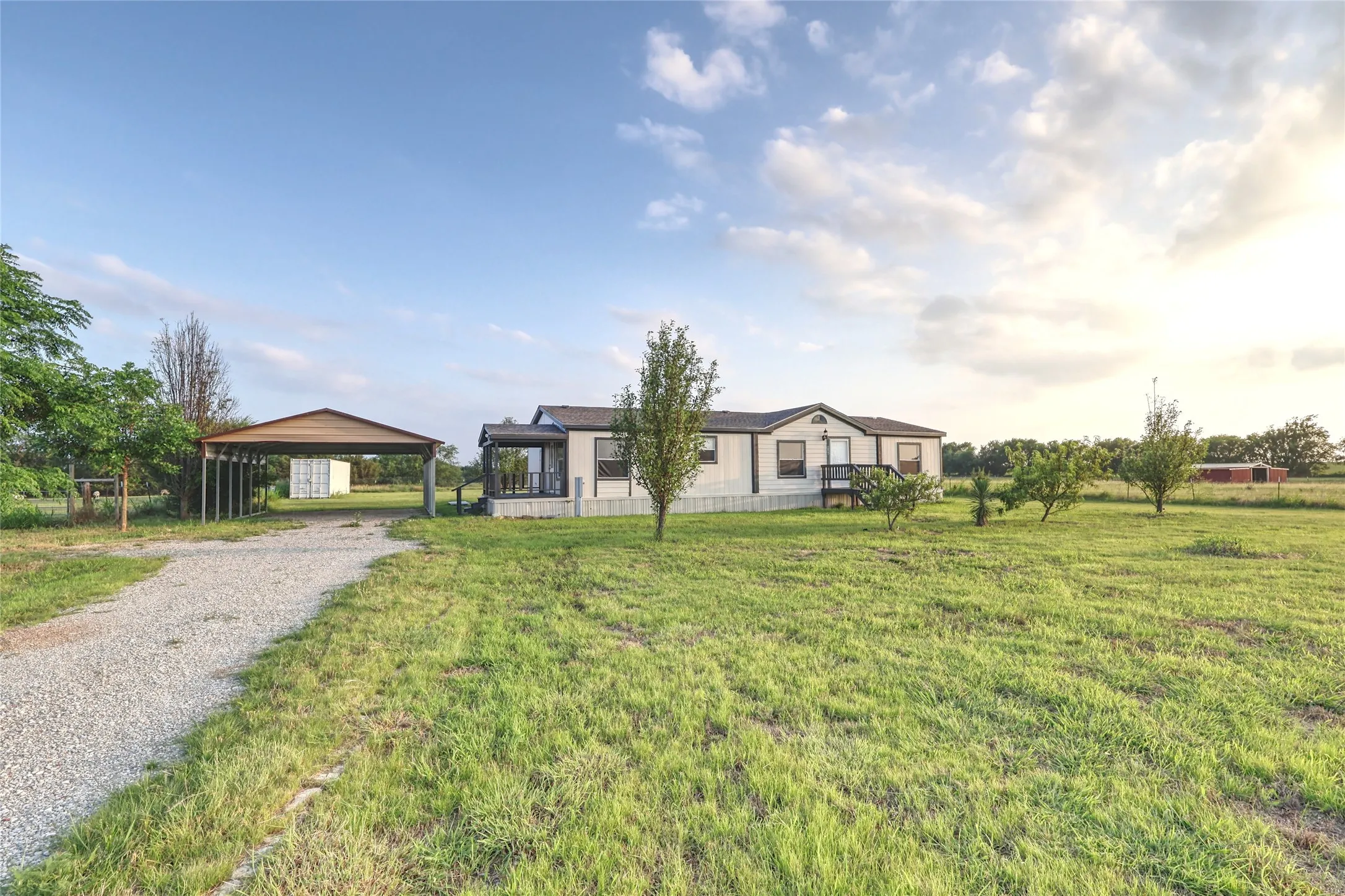 Mobile Home For Sale in Grayson County , 8344 Fm 697, Whitewright, Texas 75491, 3 Bedroom, 2 Bathroom, Garage spaces, 1,568 Sqft, built in 2005, mls#21308525, Real Estate Agent in Whitewright, Homes For Sale in Grayson county, Homes For Sale in Whitewright, Realtor in Whitewright Texas, Real Estate Brokerage Independent Realty Texas, Luminita Cordes Realtor