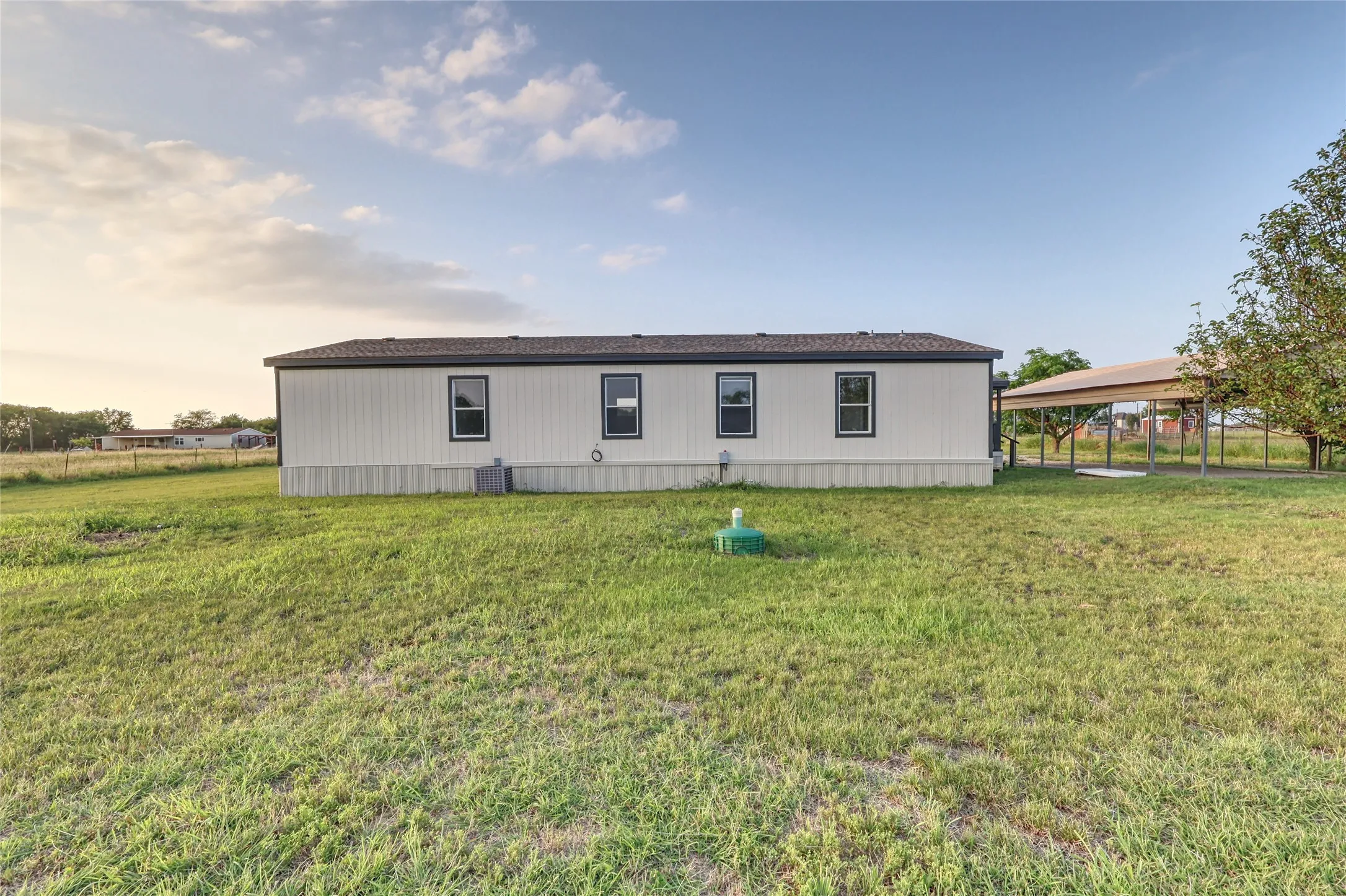 Mobile Home For Sale in Grayson County , 8344 Fm 697, Whitewright, Texas 75491, 3 Bedroom, 2 Bathroom, Garage spaces, 1,568 Sqft, built in 2005, mls#21308525, Real Estate Agent in Whitewright, Homes For Sale in Grayson county, Homes For Sale in Whitewright, Realtor in Whitewright Texas, Real Estate Brokerage Independent Realty Texas, Luminita Cordes Realtor