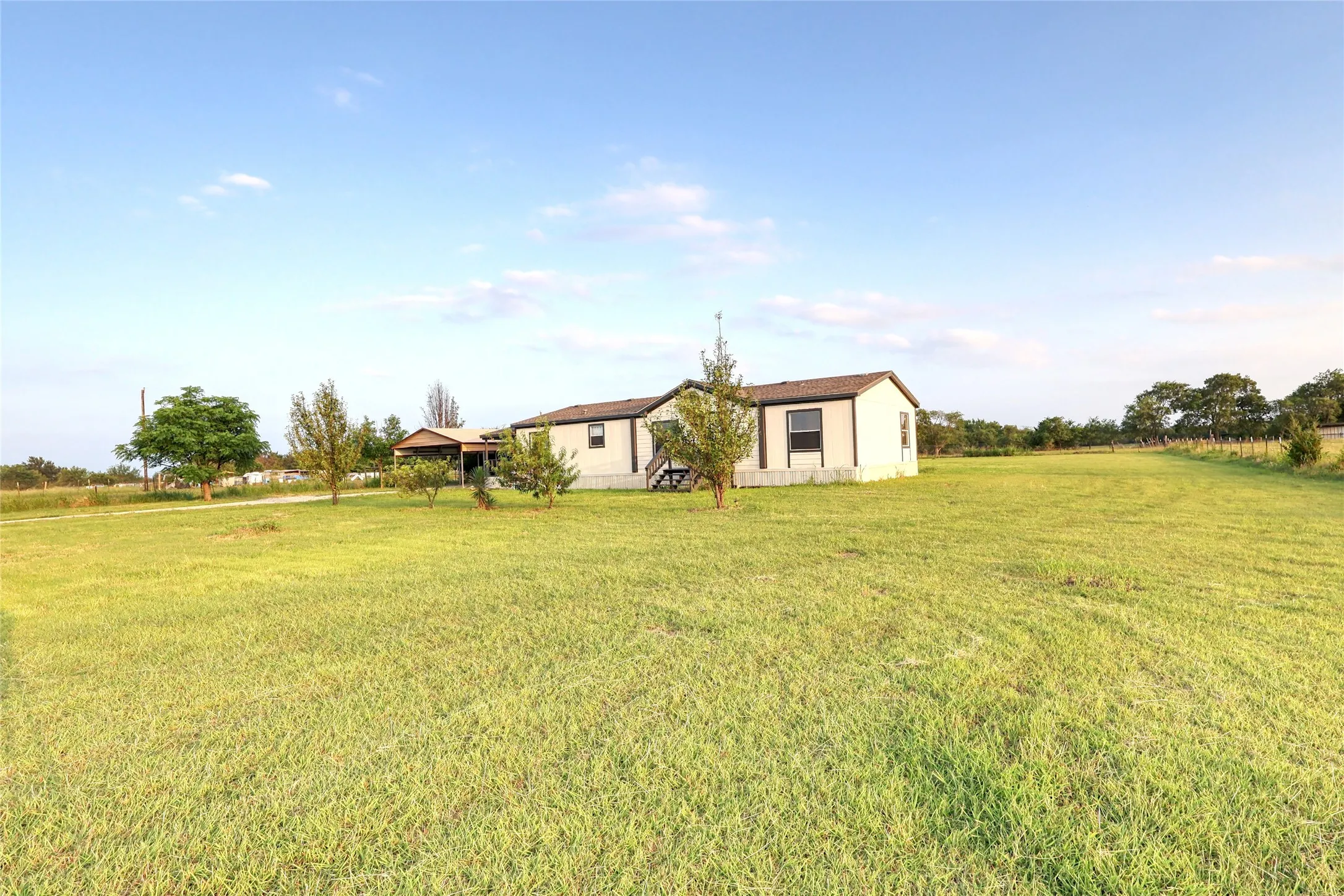 Mobile Home For Sale in Grayson County , 8344 Fm 697, Whitewright, Texas 75491, 3 Bedroom, 2 Bathroom, Garage spaces, 1,568 Sqft, built in 2005, mls#21308525, Real Estate Agent in Whitewright, Homes For Sale in Grayson county, Homes For Sale in Whitewright, Realtor in Whitewright Texas, Real Estate Brokerage Independent Realty Texas, Luminita Cordes Realtor
