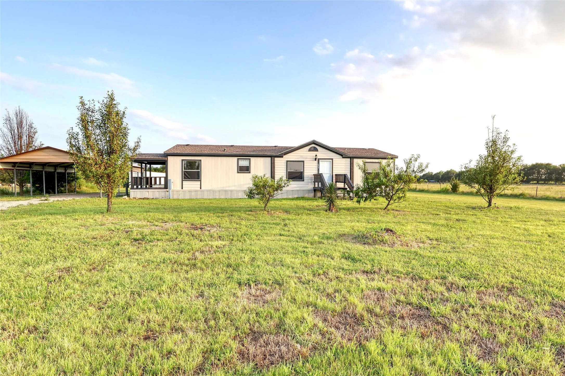 Mobile Home For Sale in Grayson County , 8344 Fm 697, Whitewright, Texas 75491, 3 Bedroom, 2 Bathroom, Garage spaces, 1,568 Sqft, built in 2005, mls#21308525, Real Estate Agent in Whitewright, Homes For Sale in Grayson county, Homes For Sale in Whitewright, Realtor in Whitewright Texas, Real Estate Brokerage Independent Realty Texas, Luminita Cordes Realtor