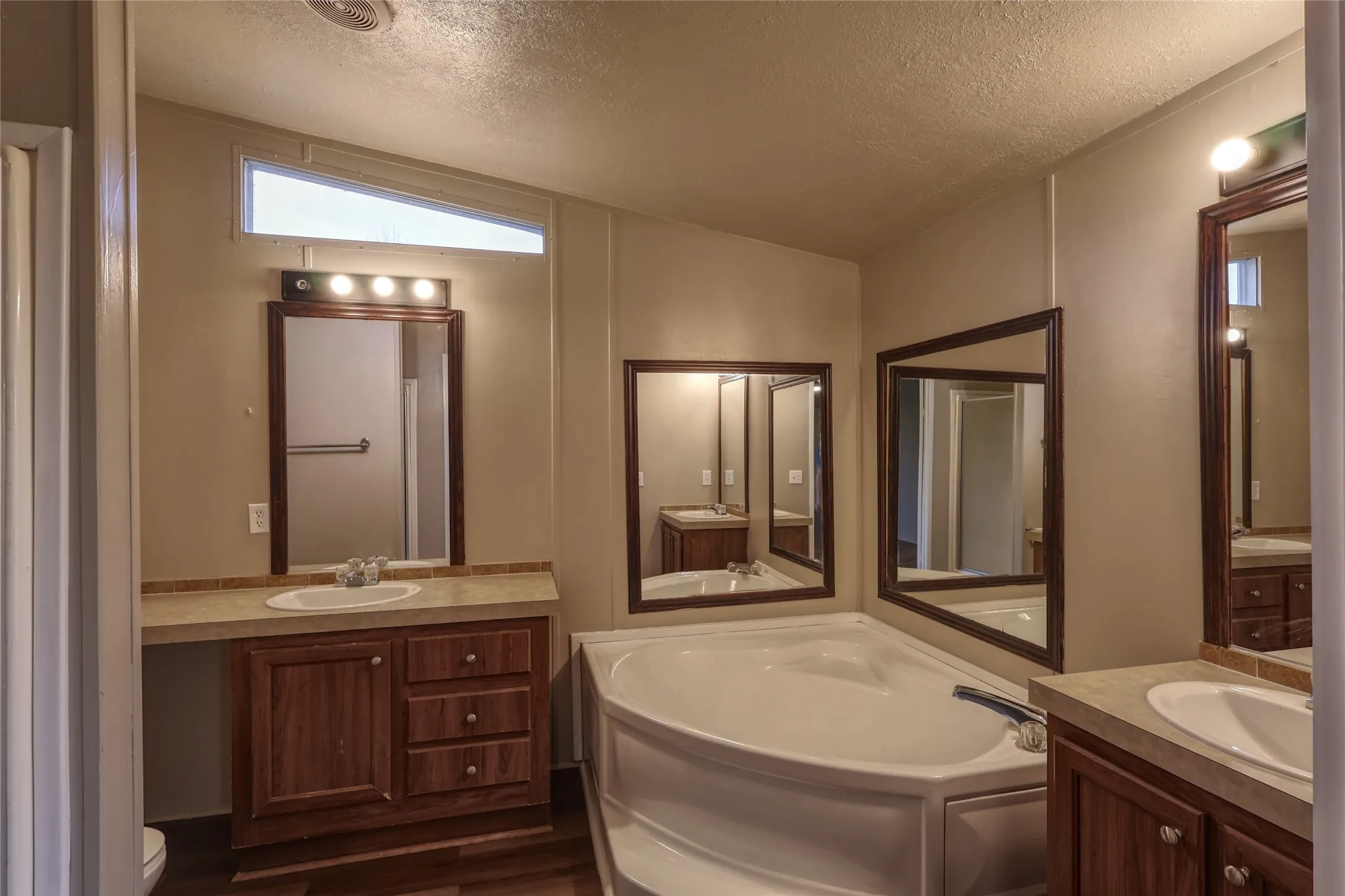 Mobile Home For Sale in Grayson County , 8344 Fm 697, Whitewright, Texas 75491, 3 Bedroom, 2 Bathroom, Garage spaces, 1,568 Sqft, built in 2005, mls#21308525, Real Estate Agent in Whitewright, Homes For Sale in Grayson county, Homes For Sale in Whitewright, Realtor in Whitewright Texas, Real Estate Brokerage Independent Realty Texas, Luminita Cordes Realtor