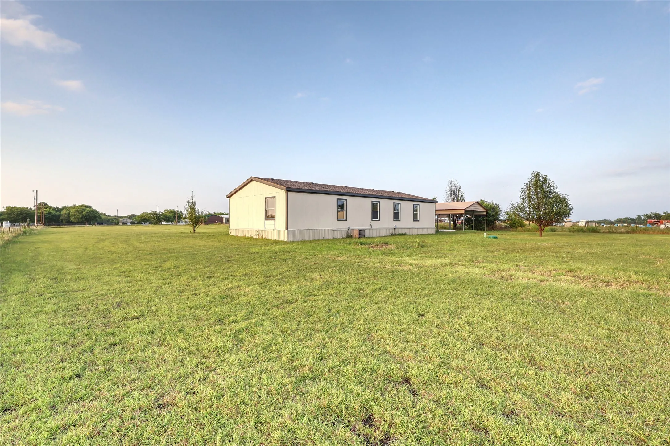 Mobile Home For Sale in Grayson County , 8344 Fm 697, Whitewright, Texas 75491, 3 Bedroom, 2 Bathroom, Garage spaces, 1,568 Sqft, built in 2005, mls#21308525, Real Estate Agent in Whitewright, Homes For Sale in Grayson county, Homes For Sale in Whitewright, Realtor in Whitewright Texas, Real Estate Brokerage Independent Realty Texas, Luminita Cordes Realtor