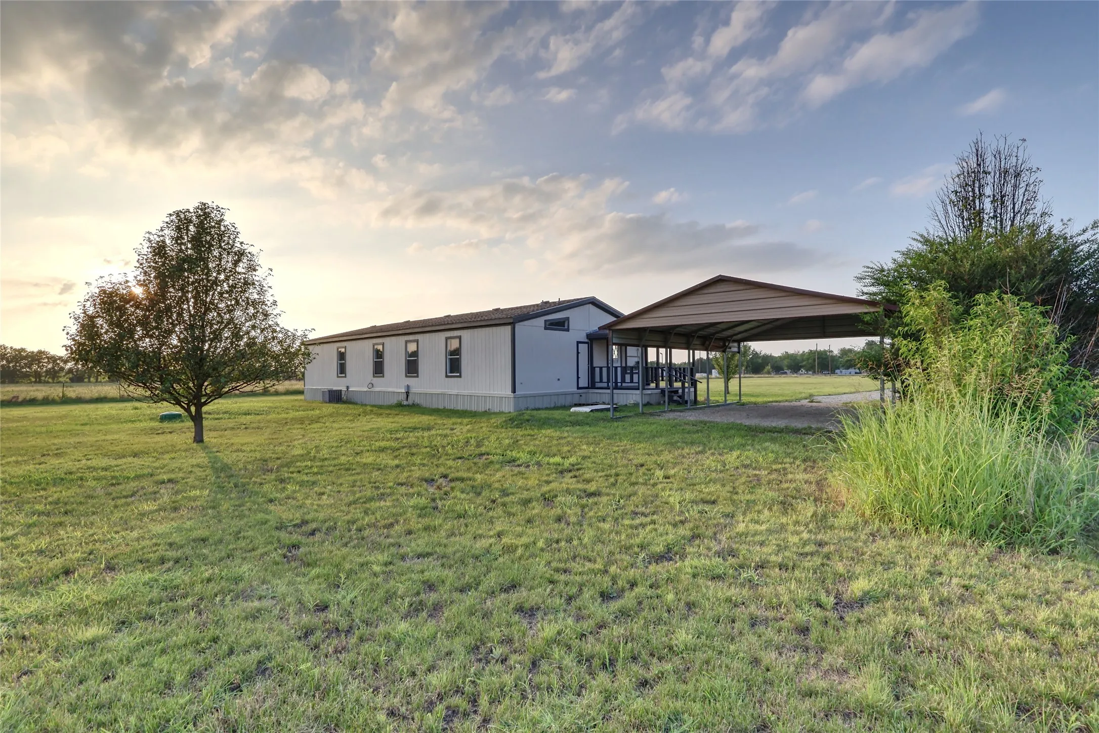 Mobile Home For Sale in Grayson County , 8344 Fm 697, Whitewright, Texas 75491, 3 Bedroom, 2 Bathroom, Garage spaces, 1,568 Sqft, built in 2005, mls#21308525, Real Estate Agent in Whitewright, Homes For Sale in Grayson county, Homes For Sale in Whitewright, Realtor in Whitewright Texas, Real Estate Brokerage Independent Realty Texas, Luminita Cordes Realtor