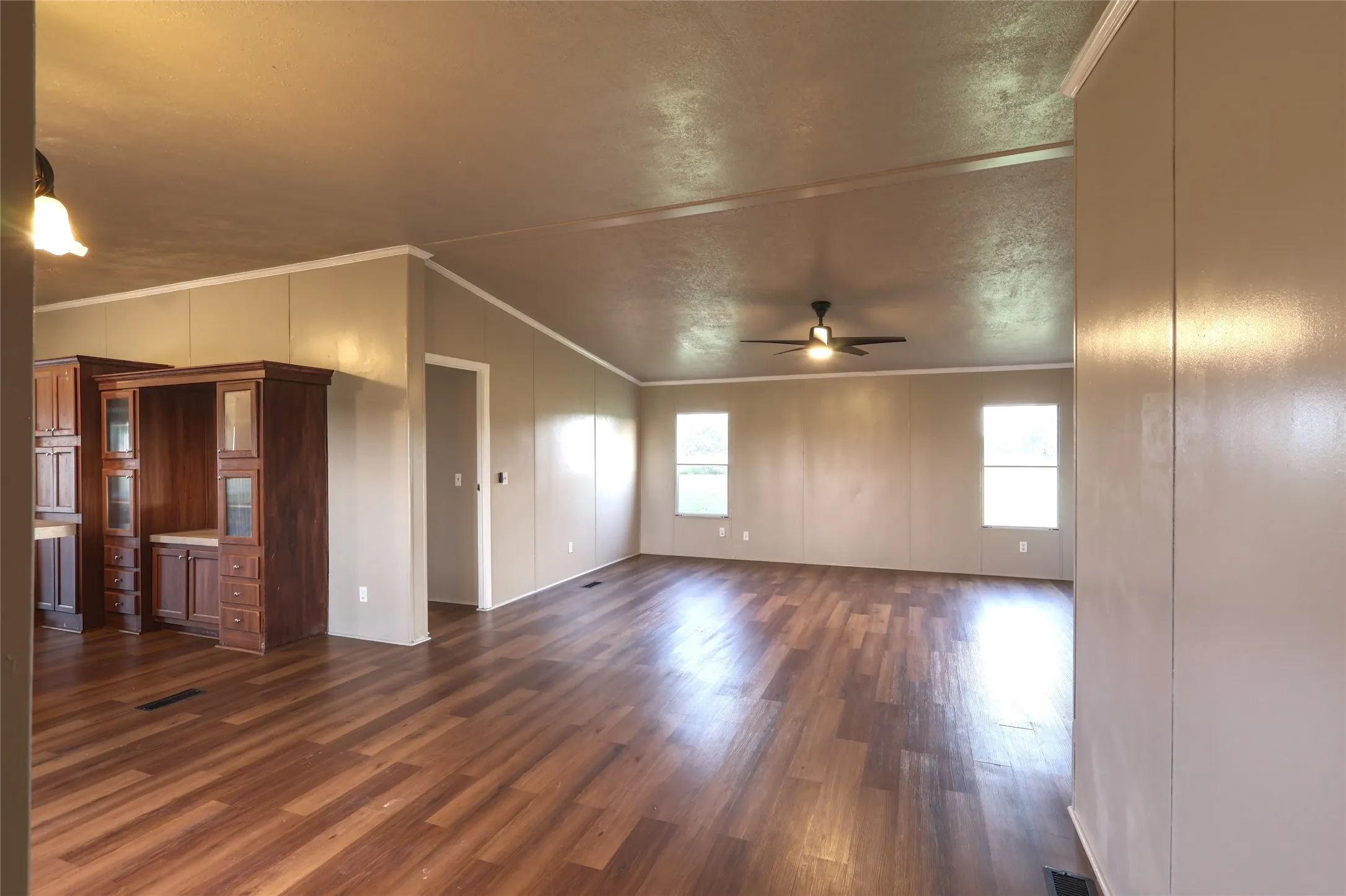 Mobile Home For Sale in Grayson County , 8344 Fm 697, Whitewright, Texas 75491, 3 Bedroom, 2 Bathroom, Garage spaces, 1,568 Sqft, built in 2005, mls#21308525, Real Estate Agent in Whitewright, Homes For Sale in Grayson county, Homes For Sale in Whitewright, Realtor in Whitewright Texas, Real Estate Brokerage Independent Realty Texas, Luminita Cordes Realtor