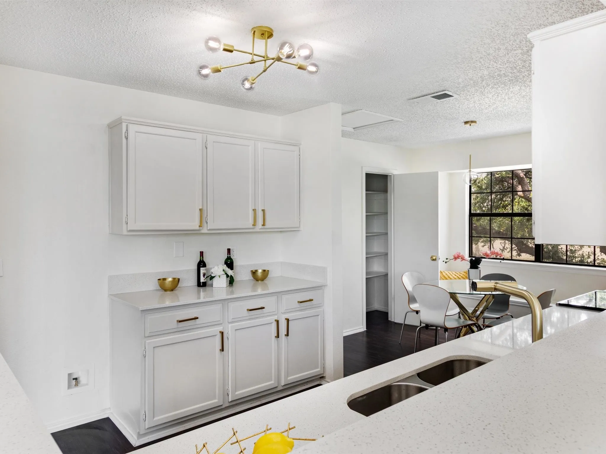 Single Family Residence For Sale in Denton County , 1210 Alameda Drive, Carrollton, Texas 75007, 3 Bedroom, 2 Bathroom, 2 Garage spaces, 1,840 Sqft, built in 1986, mls#21298572, Real Estate Agent in Carrollton, Homes For Sale in Denton county, Homes For Sale in Carrollton, Realtor in Carrollton Texas, Real Estate Brokerage Independent Realty Texas, Luminita Cordes Realtor