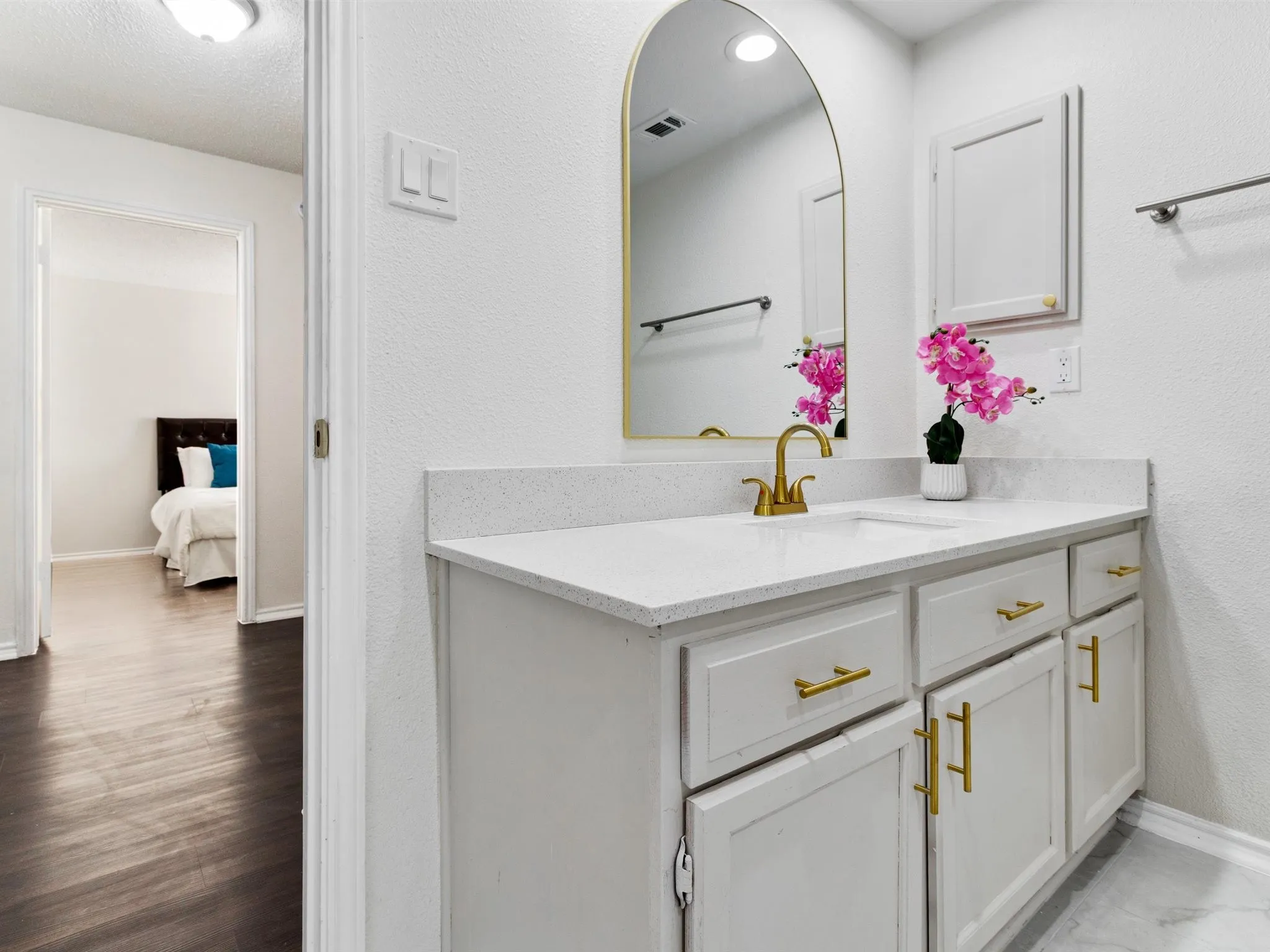 Single Family Residence For Sale in Denton County , 1210 Alameda Drive, Carrollton, Texas 75007, 3 Bedroom, 2 Bathroom, 2 Garage spaces, 1,840 Sqft, built in 1986, mls#21298572, Real Estate Agent in Carrollton, Homes For Sale in Denton county, Homes For Sale in Carrollton, Realtor in Carrollton Texas, Real Estate Brokerage Independent Realty Texas, Luminita Cordes Realtor
