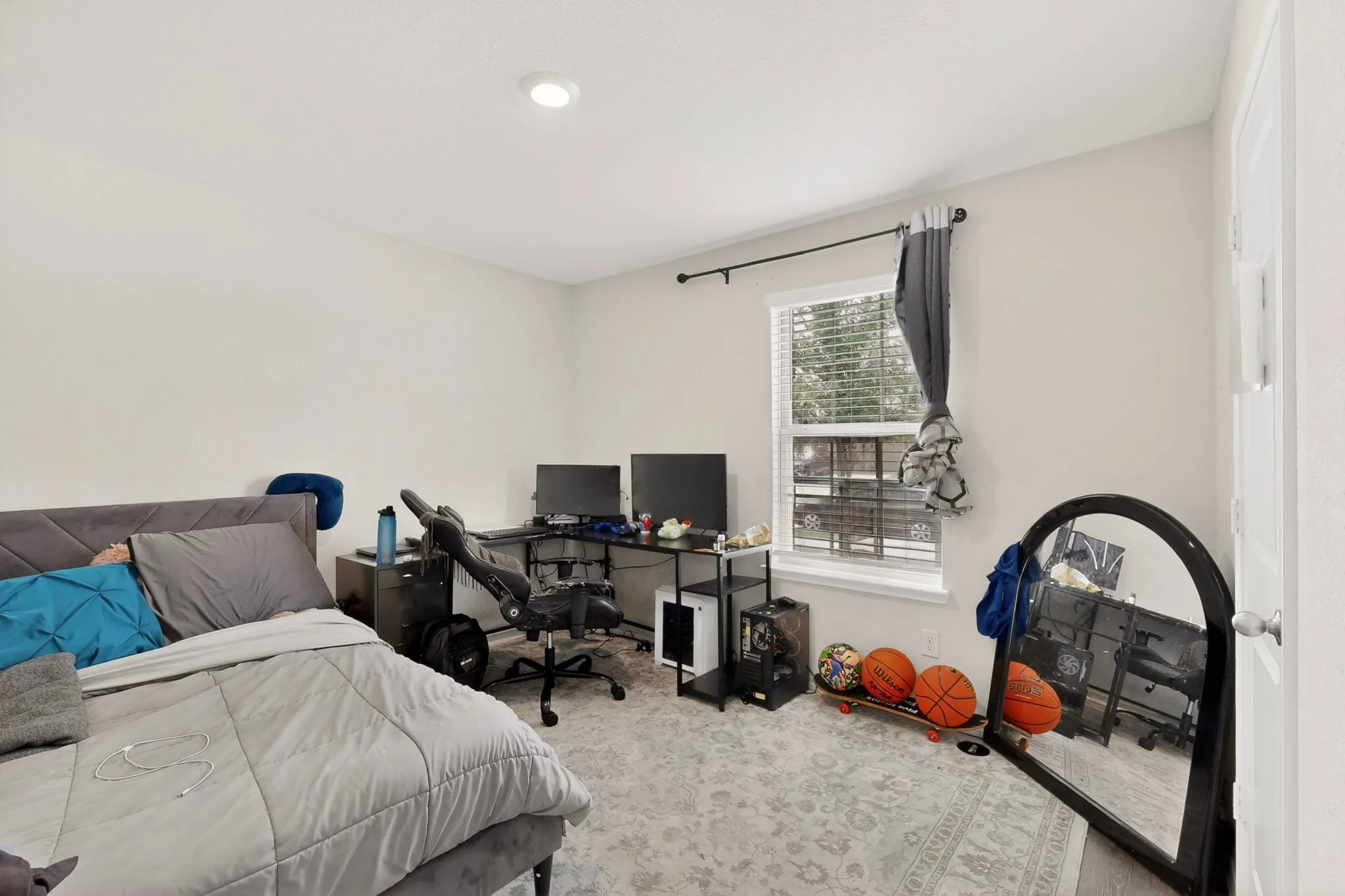3rd bedroom - no carpet