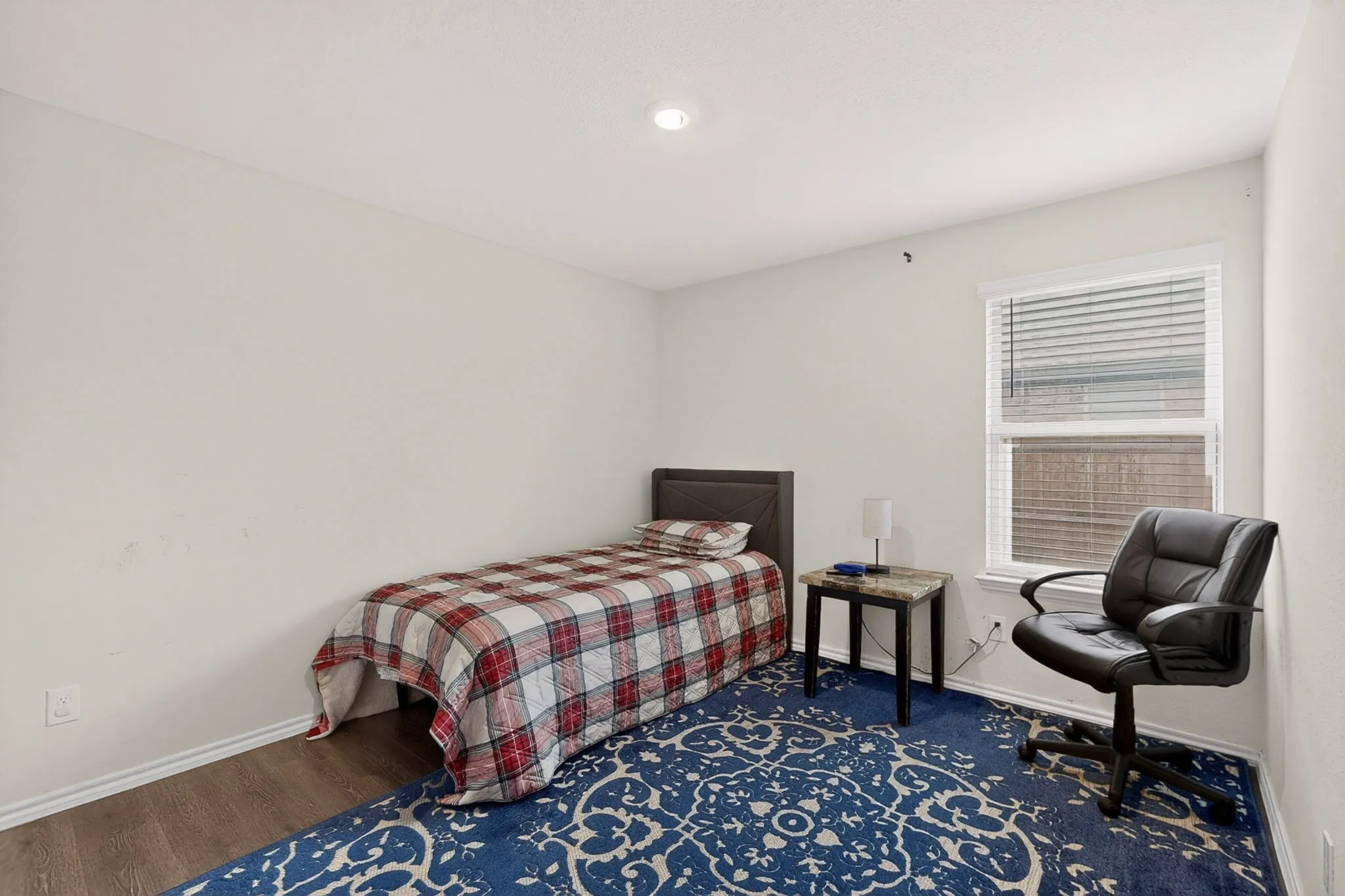 2nd bedroom, no carpet