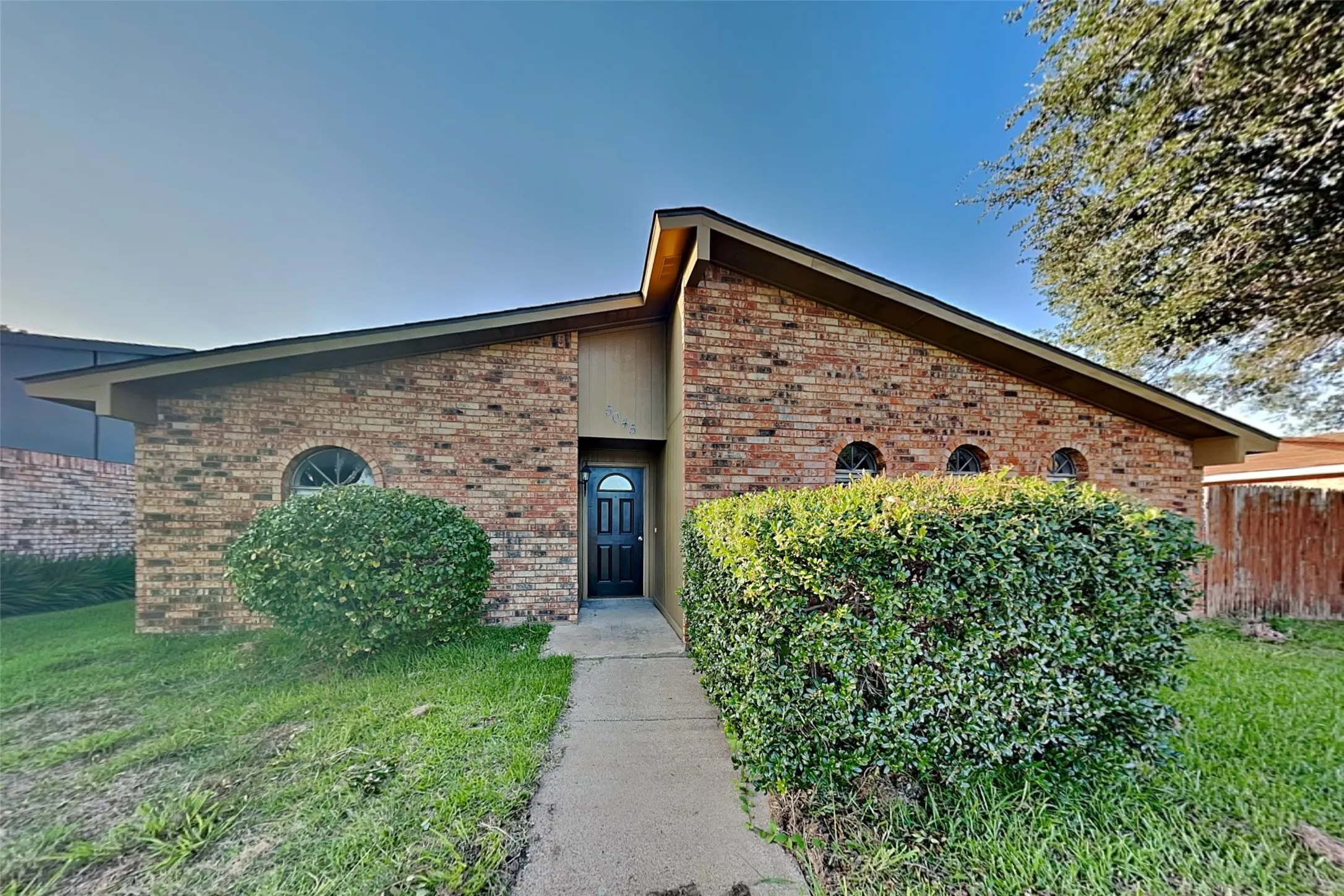 Single Family Residence For Rent in Denton County , 5045 Nash Drive, The Colony, Texas 75056, 3 Bedroom, 2 Bathroom, 2 Garage spaces, 1,388 Sqft, built in 1977, mls#21315522, Real Estate Agent in The Colony, Homes For Rent in Denton county, Homes For Rent in The Colony, Realtor in The Colony Texas, Real Estate Brokerage Independent Realty Texas, Luminita Cordes Realtor