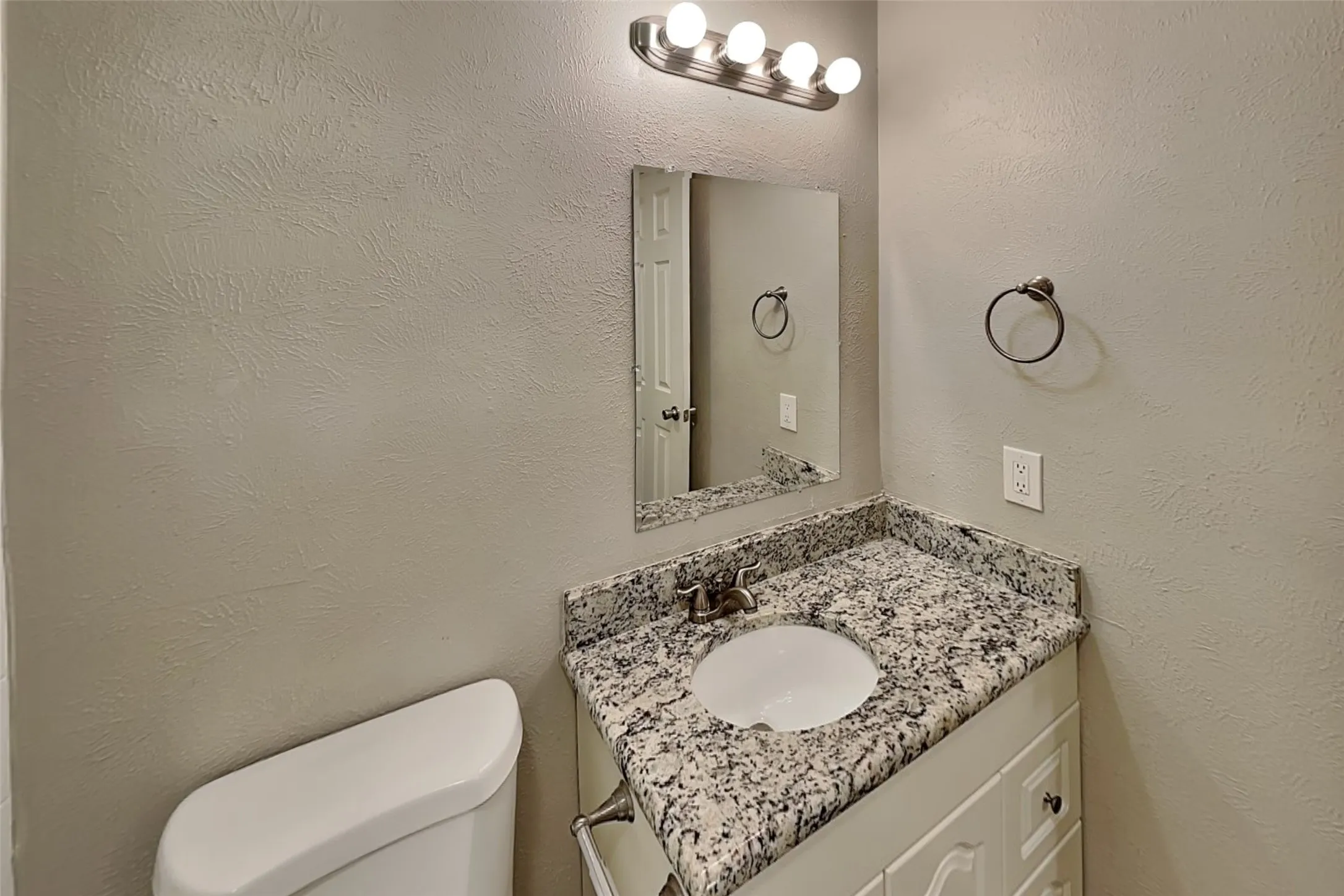 Single Family Residence For Rent in Denton County , 5045 Nash Drive, The Colony, Texas 75056, 3 Bedroom, 2 Bathroom, 2 Garage spaces, 1,388 Sqft, built in 1977, mls#21315522, Real Estate Agent in The Colony, Homes For Rent in Denton county, Homes For Rent in The Colony, Realtor in The Colony Texas, Real Estate Brokerage Independent Realty Texas, Luminita Cordes Realtor
