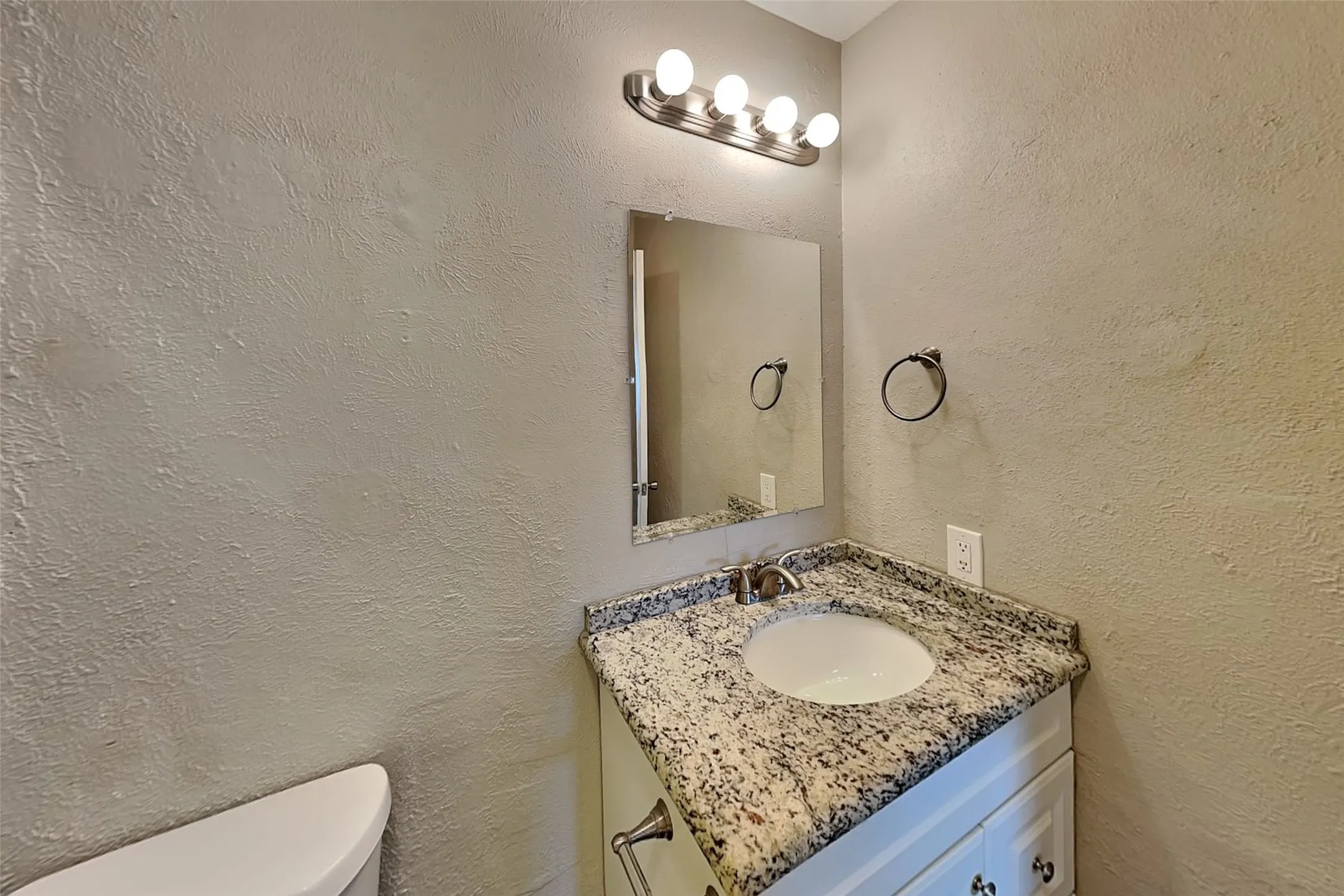 Single Family Residence For Rent in Denton County , 5045 Nash Drive, The Colony, Texas 75056, 3 Bedroom, 2 Bathroom, 2 Garage spaces, 1,388 Sqft, built in 1977, mls#21315522, Real Estate Agent in The Colony, Homes For Rent in Denton county, Homes For Rent in The Colony, Realtor in The Colony Texas, Real Estate Brokerage Independent Realty Texas, Luminita Cordes Realtor