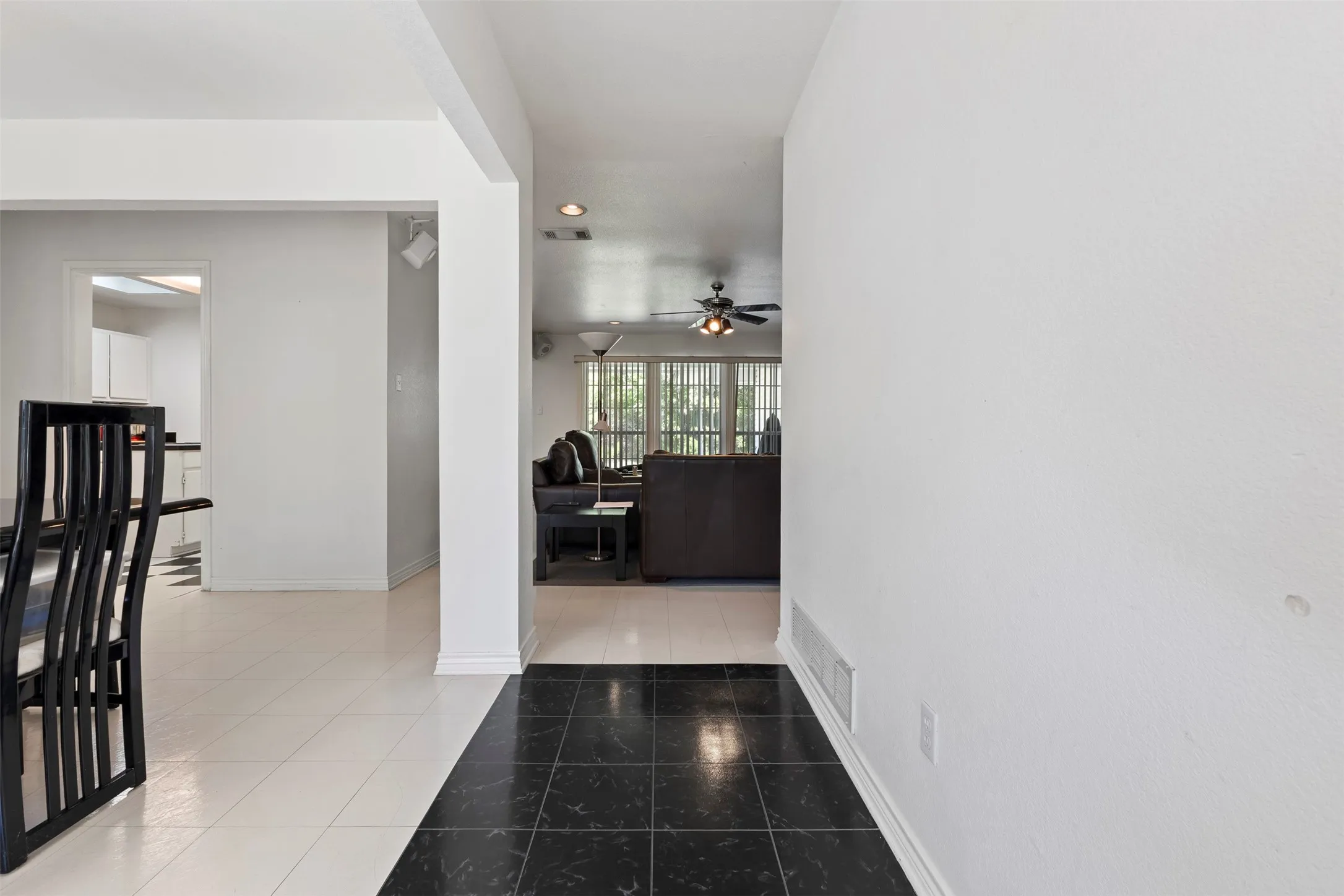 Single Family Residence For Sale in Ellis County , 401 Rugged Drive, Red Oak, Texas 75154, 3 Bedroom, 3 Bathroom, 2 Garage spaces, 1,688 Sqft, built in 1994, mls#21315193, Real Estate Agent in Red Oak, Homes For Sale in Ellis county, Homes For Sale in Red Oak, Realtor in Red Oak Texas, Real Estate Brokerage Independent Realty Texas, Luminita Cordes Realtor