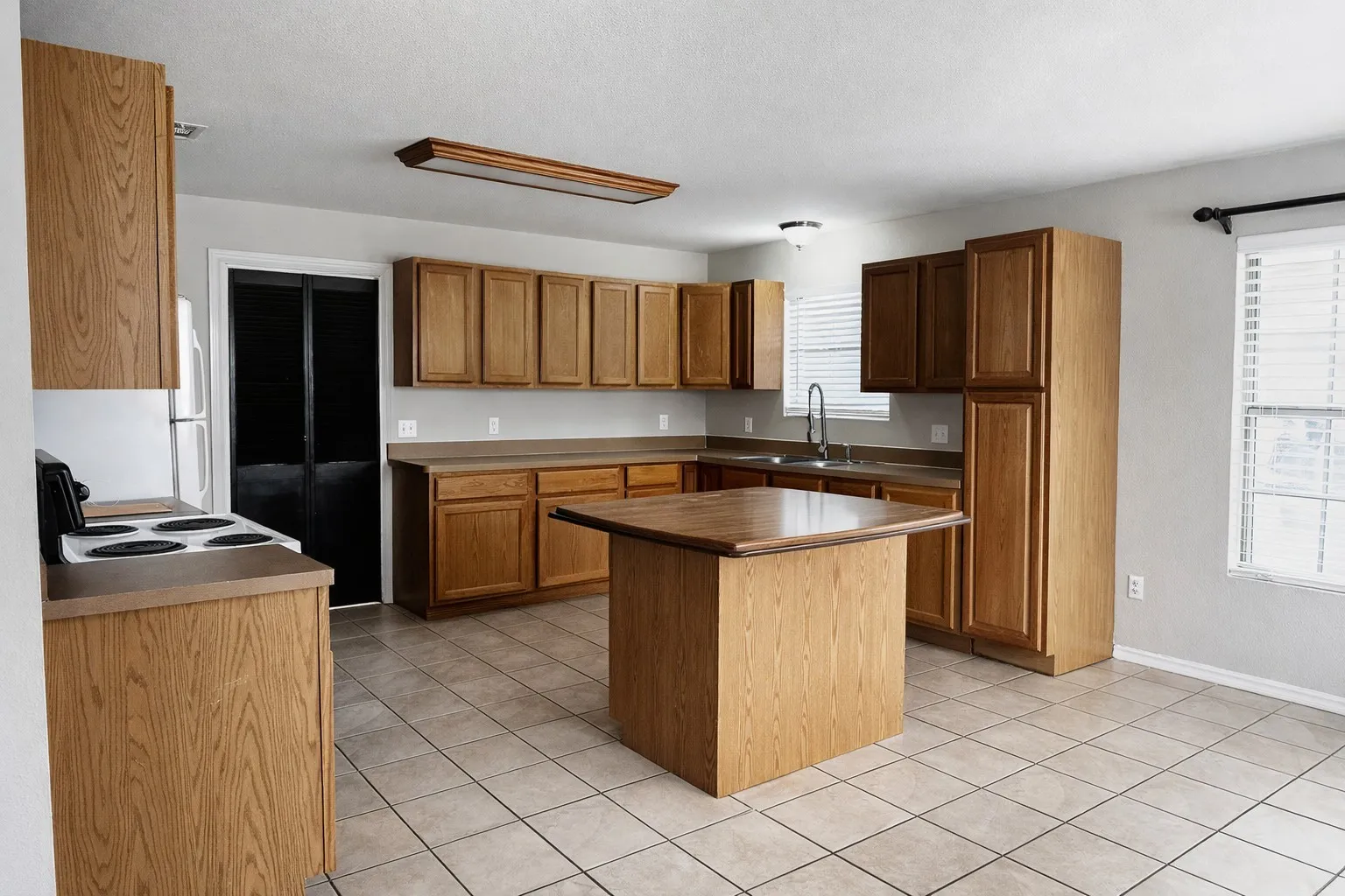 Single Family Residence For Rent in Kaufman County , 914 N Catherine Street, Terrell, Texas 75160, 3 Bedrooms, 2 Bathrooms, Garage spaces, 1,440 Sqft, built in 2006, Price $1,800, mls#21315548, Real Estate Agent in Terrell, Homes For Rent in Kaufman county, Homes For Rent in Terrell, Realtor in Terrell Texas, Real Estate Brokerage Independent Realty Texas, Luminita Cordes Realtor