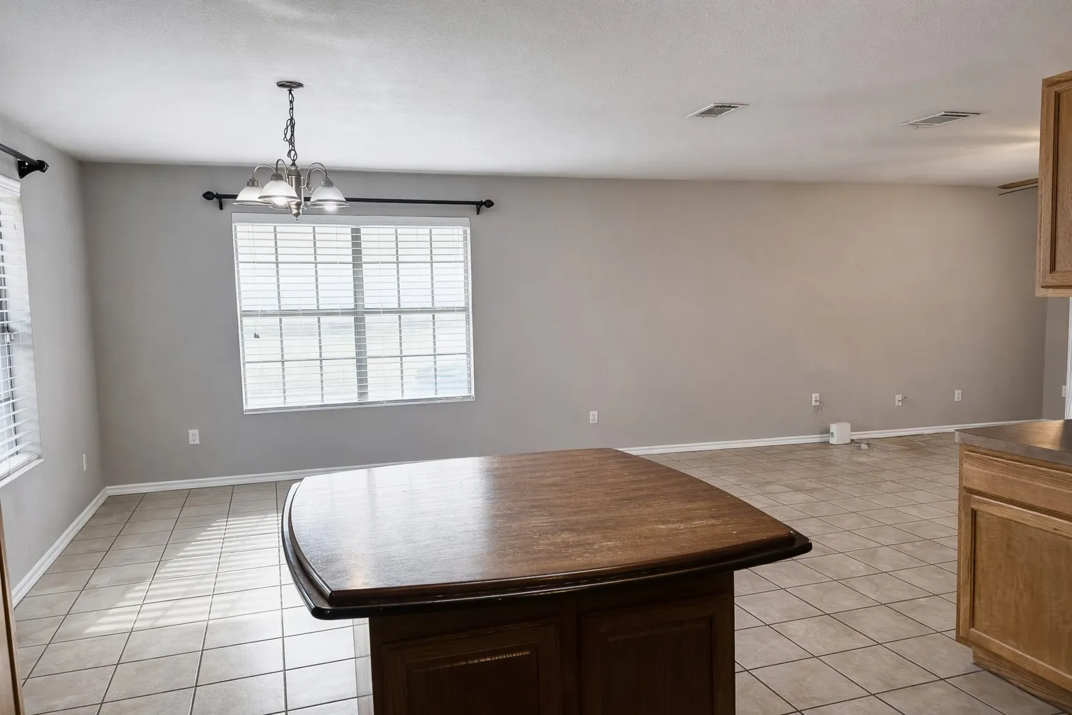 Single Family Residence For Rent in Kaufman County , 914 N Catherine Street, Terrell, Texas 75160, 3 Bedrooms, 2 Bathrooms, Garage spaces, 1,440 Sqft, built in 2006, Price $1,800, mls#21315548, Real Estate Agent in Terrell, Homes For Rent in Kaufman county, Homes For Rent in Terrell, Realtor in Terrell Texas, Real Estate Brokerage Independent Realty Texas, Luminita Cordes Realtor