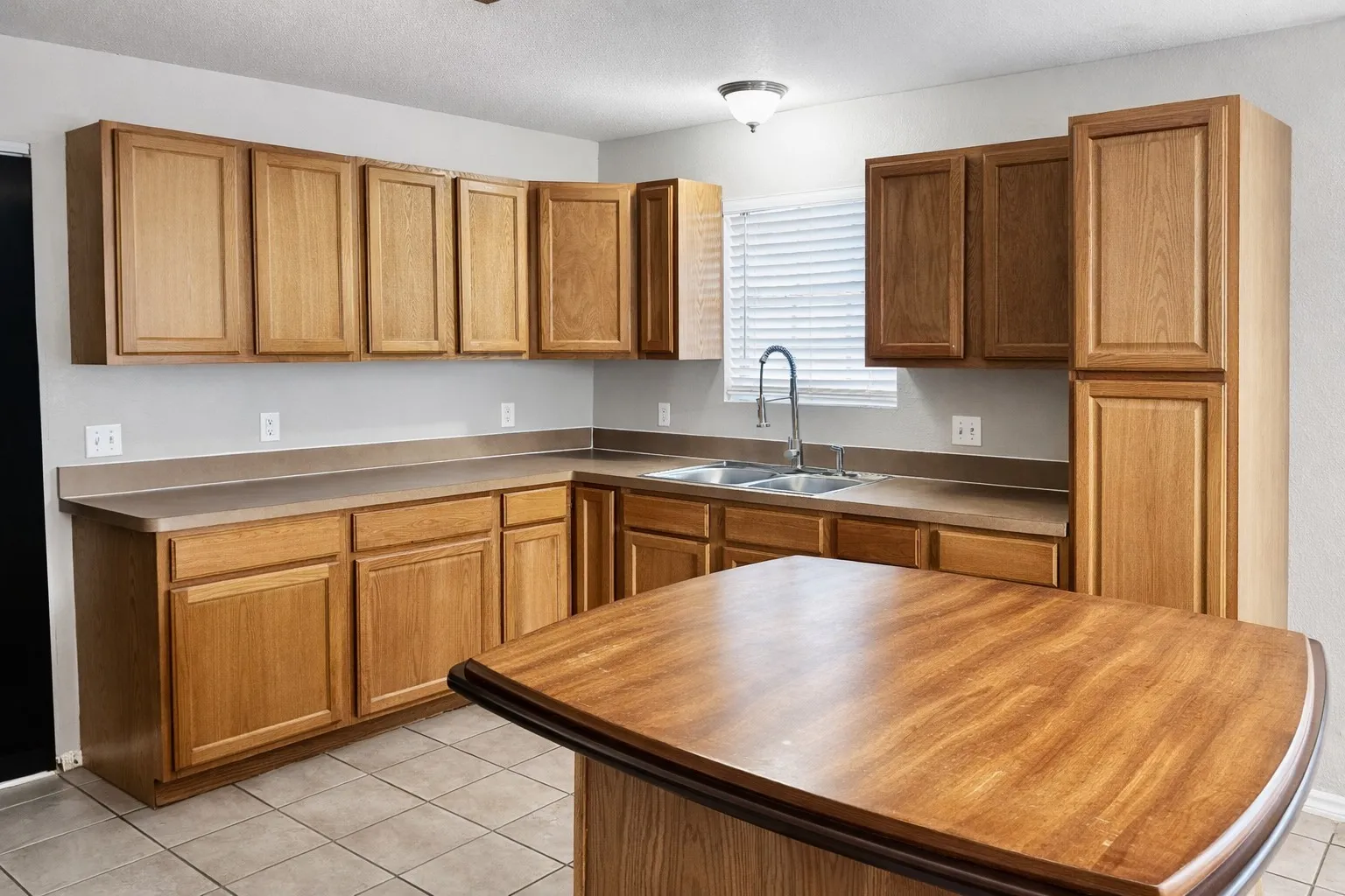 Single Family Residence For Rent in Kaufman County , 914 N Catherine Street, Terrell, Texas 75160, 3 Bedrooms, 2 Bathrooms, Garage spaces, 1,440 Sqft, built in 2006, Price $1,800, mls#21315548, Real Estate Agent in Terrell, Homes For Rent in Kaufman county, Homes For Rent in Terrell, Realtor in Terrell Texas, Real Estate Brokerage Independent Realty Texas, Luminita Cordes Realtor