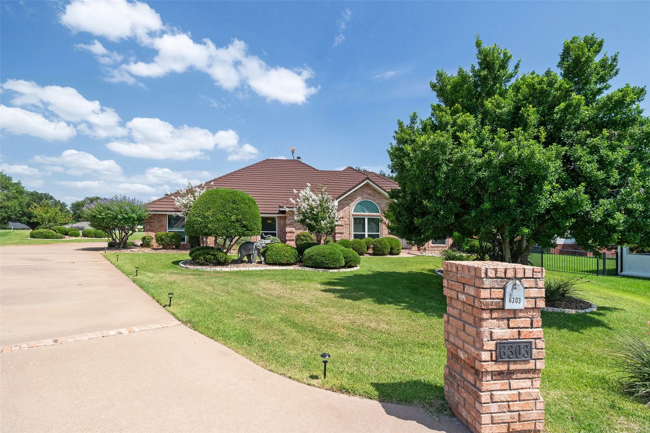 Single Family Residence For Sale in Hood County , 6303 Dulcito Court, Granbury, Texas 76049, 3 Bedrooms, 4 Bathrooms, 3 Garage spaces, 2,566 Sqft, built in 1994, Price $540,000, mls#21314784, Real Estate Agent in Granbury, Homes For Sale in Hood county, Homes For Sale in Granbury, Realtor in Granbury Texas, Real Estate Brokerage Independent Realty Texas, Luminita Cordes Realtor