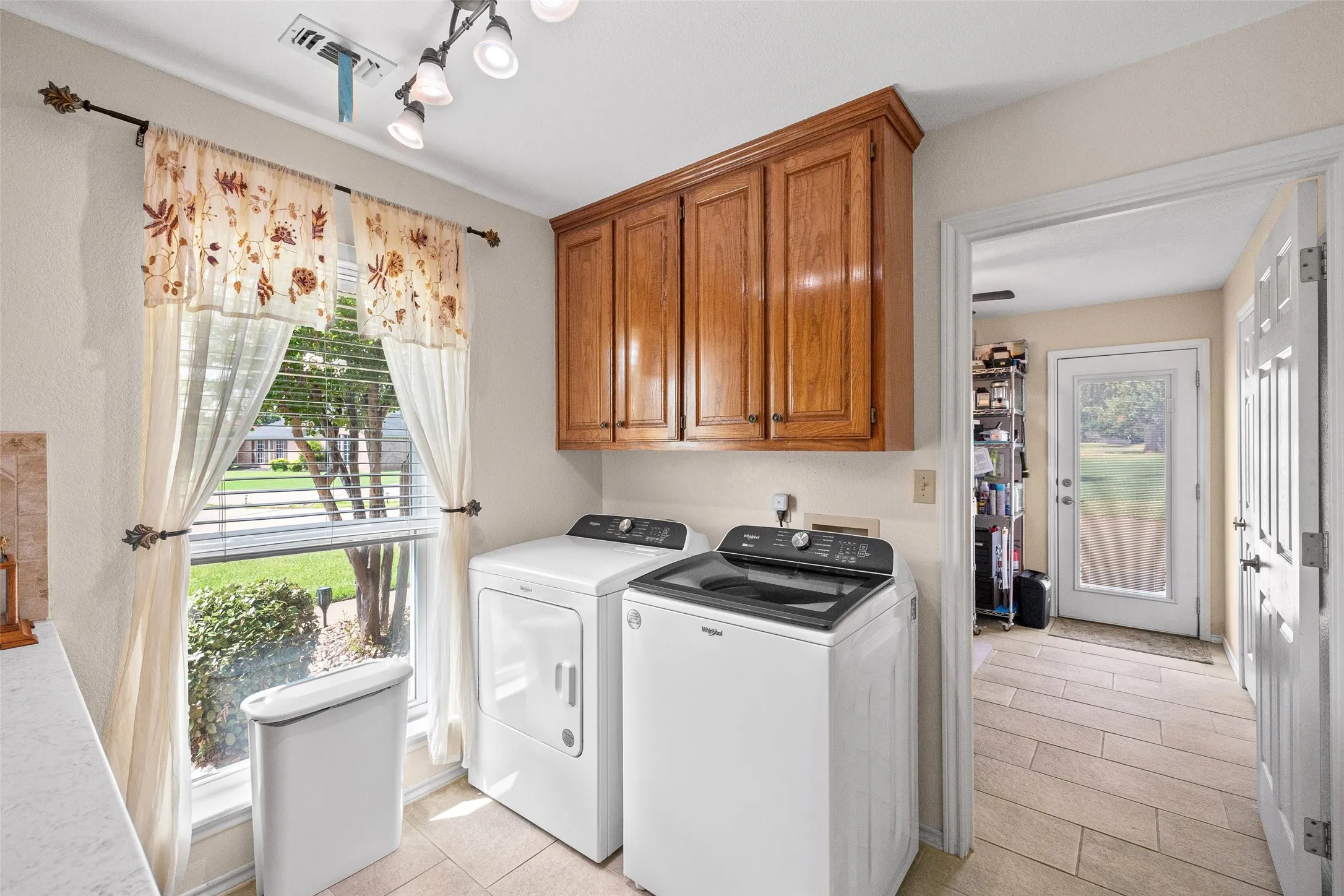 Single Family Residence For Sale in Hood County , 6303 Dulcito Court, Granbury, Texas 76049, 3 Bedrooms, 4 Bathrooms, 3 Garage spaces, 2,566 Sqft, built in 1994, Price $540,000, mls#21314784, Real Estate Agent in Granbury, Homes For Sale in Hood county, Homes For Sale in Granbury, Realtor in Granbury Texas, Real Estate Brokerage Independent Realty Texas, Luminita Cordes Realtor