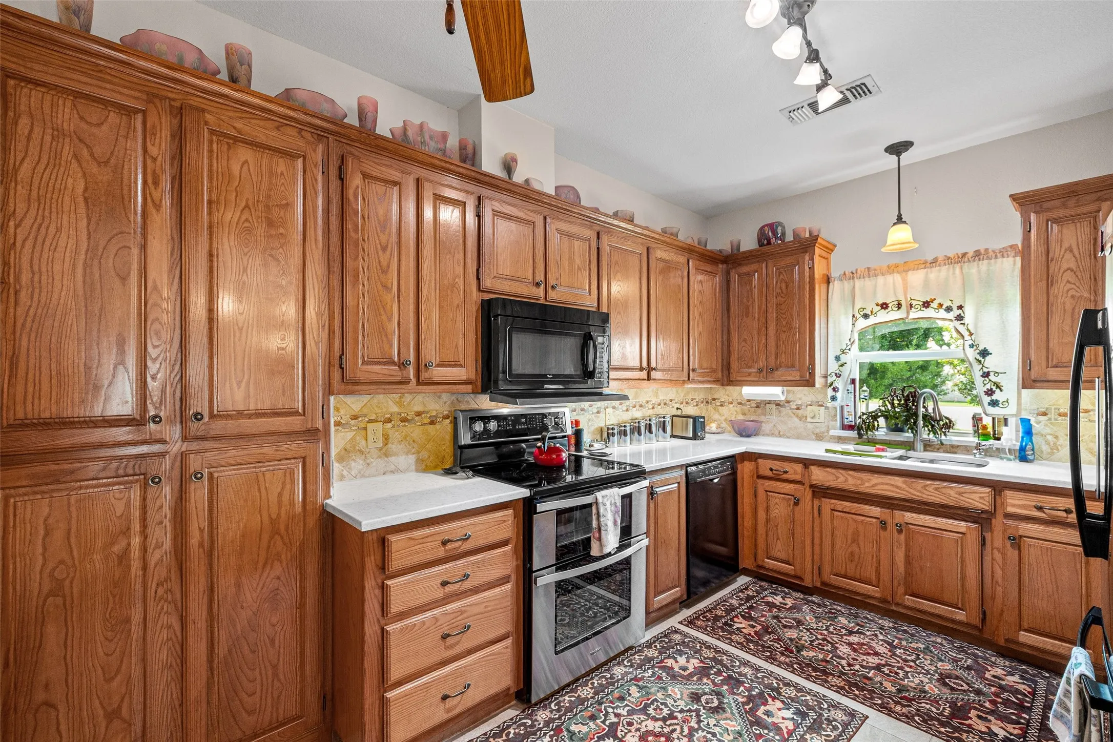 Single Family Residence For Sale in Hood County , 6303 Dulcito Court, Granbury, Texas 76049, 3 Bedrooms, 4 Bathrooms, 3 Garage spaces, 2,566 Sqft, built in 1994, Price $540,000, mls#21314784, Real Estate Agent in Granbury, Homes For Sale in Hood county, Homes For Sale in Granbury, Realtor in Granbury Texas, Real Estate Brokerage Independent Realty Texas, Luminita Cordes Realtor