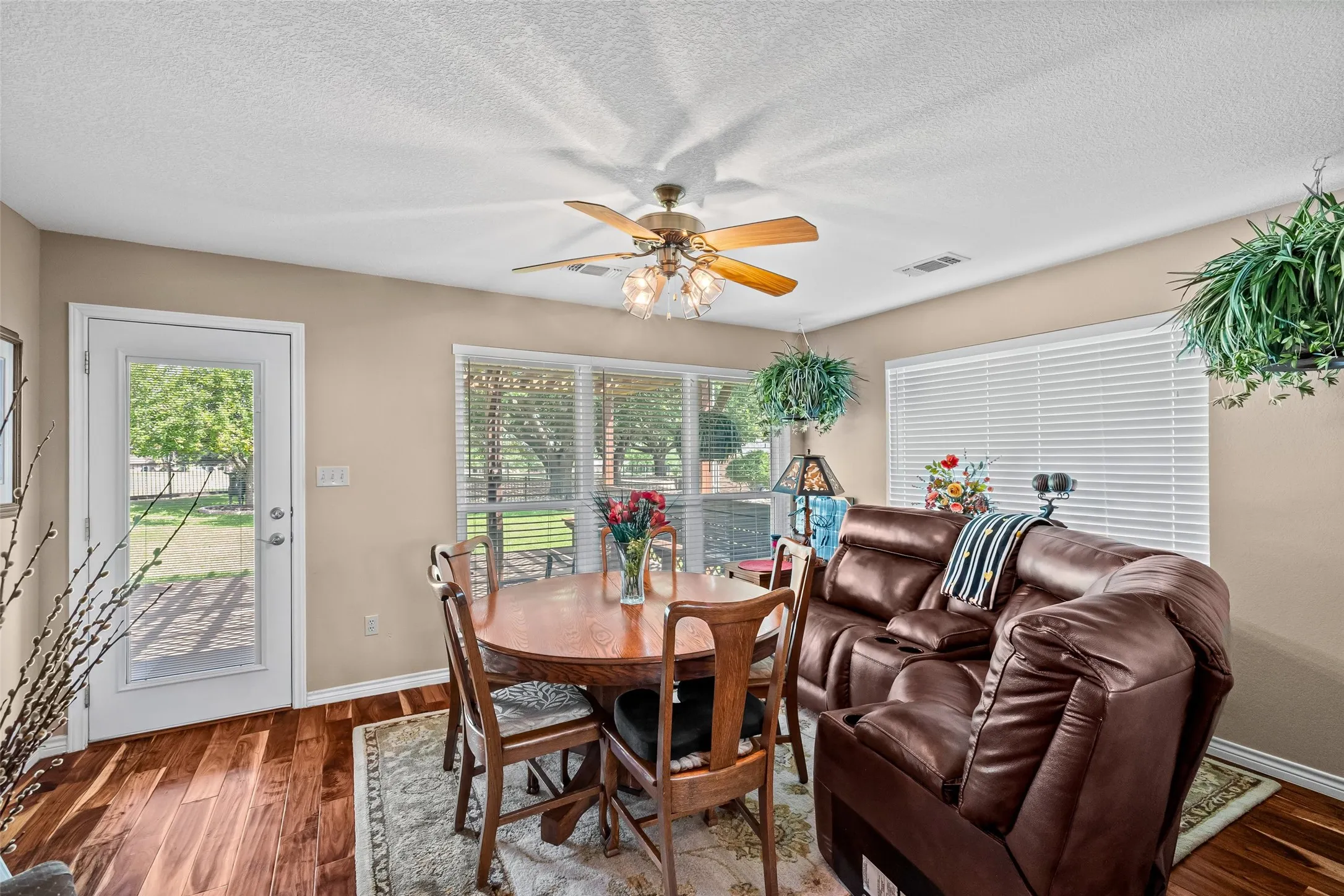 Single Family Residence For Sale in Hood County , 6303 Dulcito Court, Granbury, Texas 76049, 3 Bedrooms, 4 Bathrooms, 3 Garage spaces, 2,566 Sqft, built in 1994, Price $540,000, mls#21314784, Real Estate Agent in Granbury, Homes For Sale in Hood county, Homes For Sale in Granbury, Realtor in Granbury Texas, Real Estate Brokerage Independent Realty Texas, Luminita Cordes Realtor