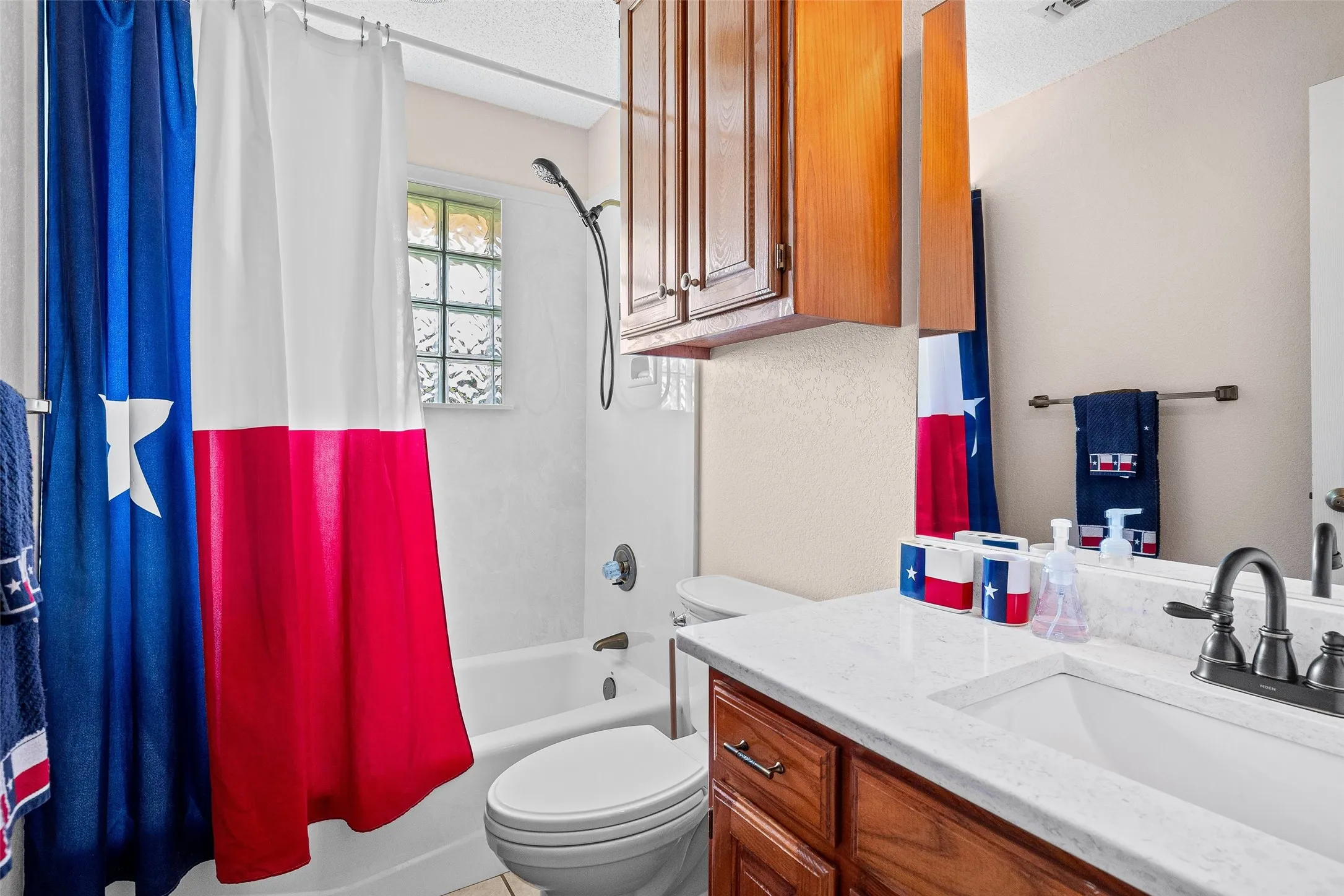 Single Family Residence For Sale in Hood County , 6303 Dulcito Court, Granbury, Texas 76049, 3 Bedrooms, 4 Bathrooms, 3 Garage spaces, 2,566 Sqft, built in 1994, Price $540,000, mls#21314784, Real Estate Agent in Granbury, Homes For Sale in Hood county, Homes For Sale in Granbury, Realtor in Granbury Texas, Real Estate Brokerage Independent Realty Texas, Luminita Cordes Realtor