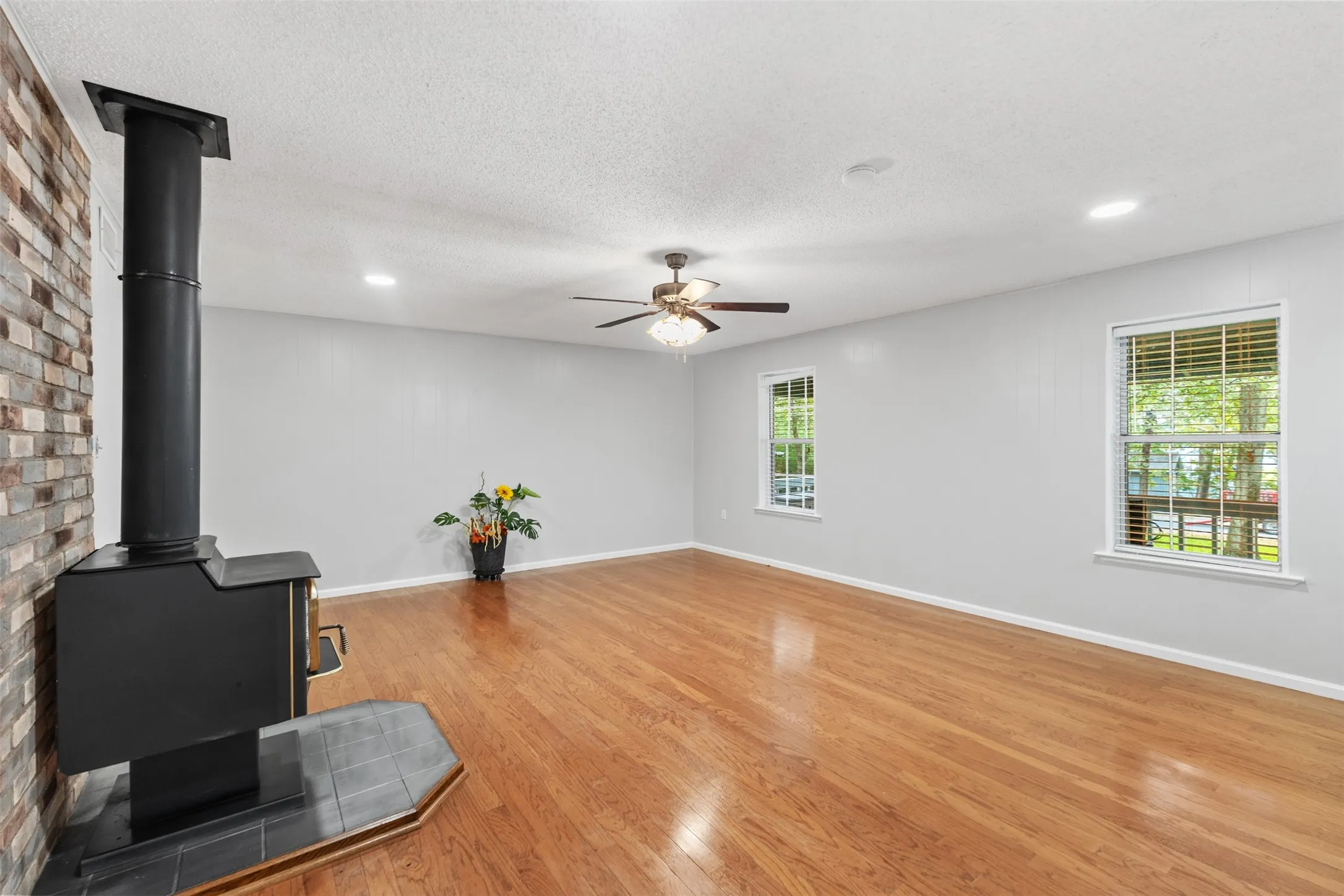 Single Family Residence For Sale in Franklin (TX) County , 109 King Lyle Road, Scroggins, Texas 75480, 2 Bedrooms, 2 Bathrooms, Garage spaces, 1,500 Sqft, built in 1996, Price $299,000, mls#21262547, Real Estate Agent in Scroggins, Homes For Sale in Franklin (TX) county, Homes For Sale in Scroggins, Realtor in Scroggins Texas, Real Estate Brokerage Independent Realty Texas, Luminita Cordes Realtor