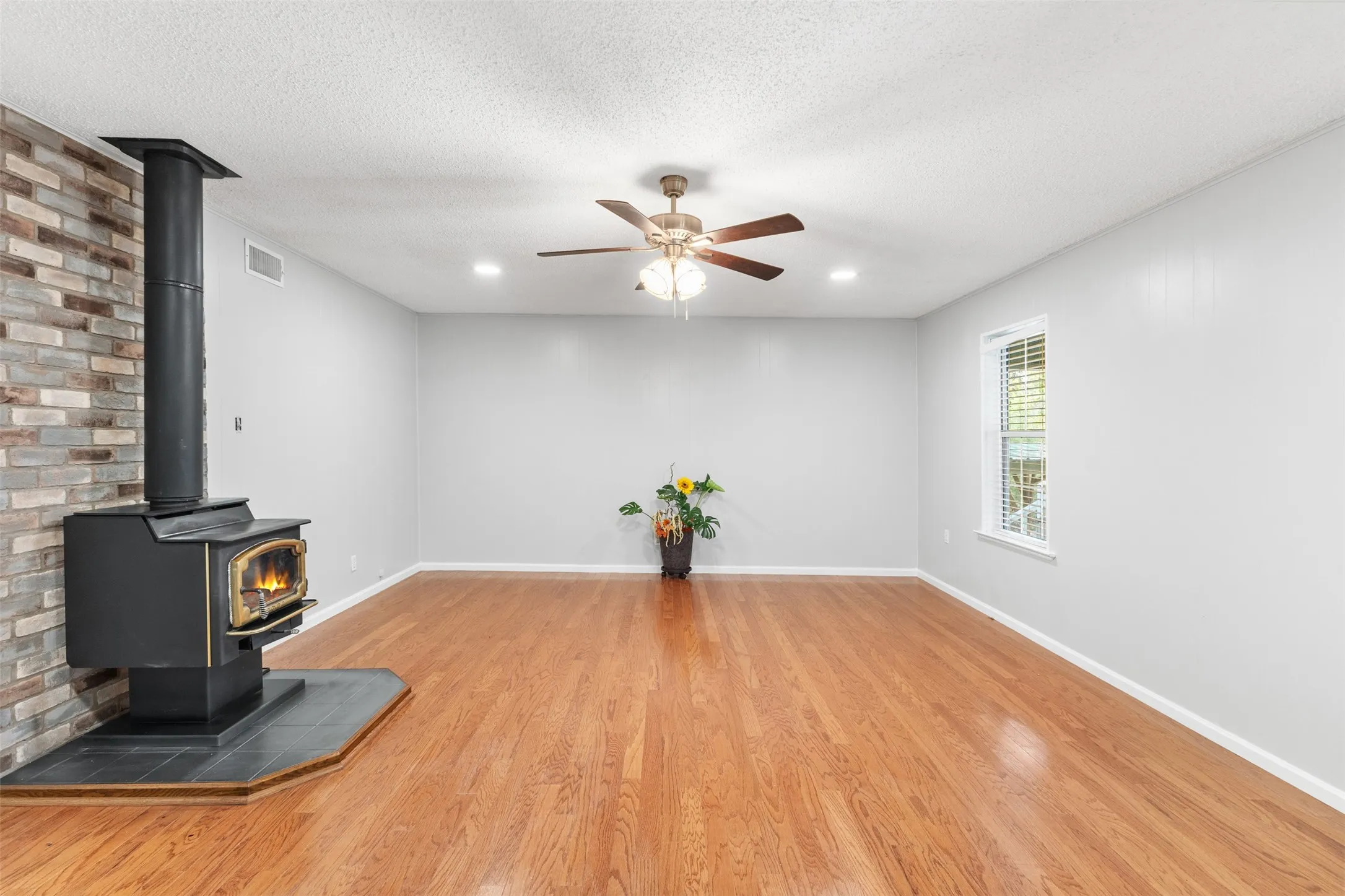 Single Family Residence For Sale in Franklin (TX) County , 109 King Lyle Road, Scroggins, Texas 75480, 2 Bedrooms, 2 Bathrooms, Garage spaces, 1,500 Sqft, built in 1996, Price $299,000, mls#21262547, Real Estate Agent in Scroggins, Homes For Sale in Franklin (TX) county, Homes For Sale in Scroggins, Realtor in Scroggins Texas, Real Estate Brokerage Independent Realty Texas, Luminita Cordes Realtor
