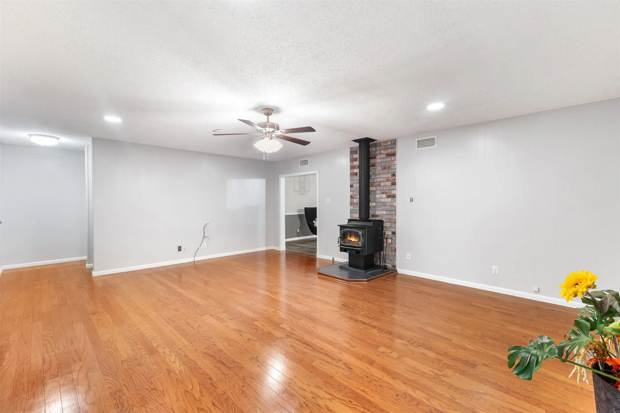 Single Family Residence For Sale in Franklin (TX) County , 109 King Lyle Road, Scroggins, Texas 75480, 2 Bedrooms, 2 Bathrooms, Garage spaces, 1,500 Sqft, built in 1996, Price $299,000, mls#21262547, Real Estate Agent in Scroggins, Homes For Sale in Franklin (TX) county, Homes For Sale in Scroggins, Realtor in Scroggins Texas, Real Estate Brokerage Independent Realty Texas, Luminita Cordes Realtor