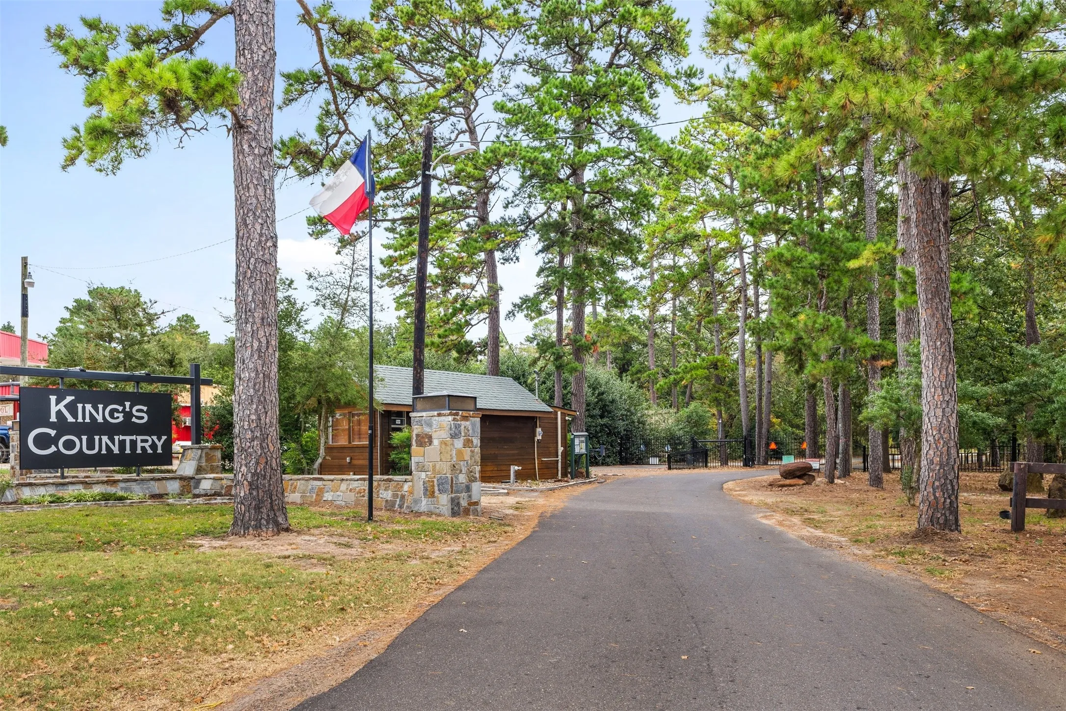 Single Family Residence For Sale in Franklin (TX) County , 109 King Lyle Road, Scroggins, Texas 75480, 2 Bedrooms, 2 Bathrooms, Garage spaces, 1,500 Sqft, built in 1996, Price $299,000, mls#21262547, Real Estate Agent in Scroggins, Homes For Sale in Franklin (TX) county, Homes For Sale in Scroggins, Realtor in Scroggins Texas, Real Estate Brokerage Independent Realty Texas, Luminita Cordes Realtor