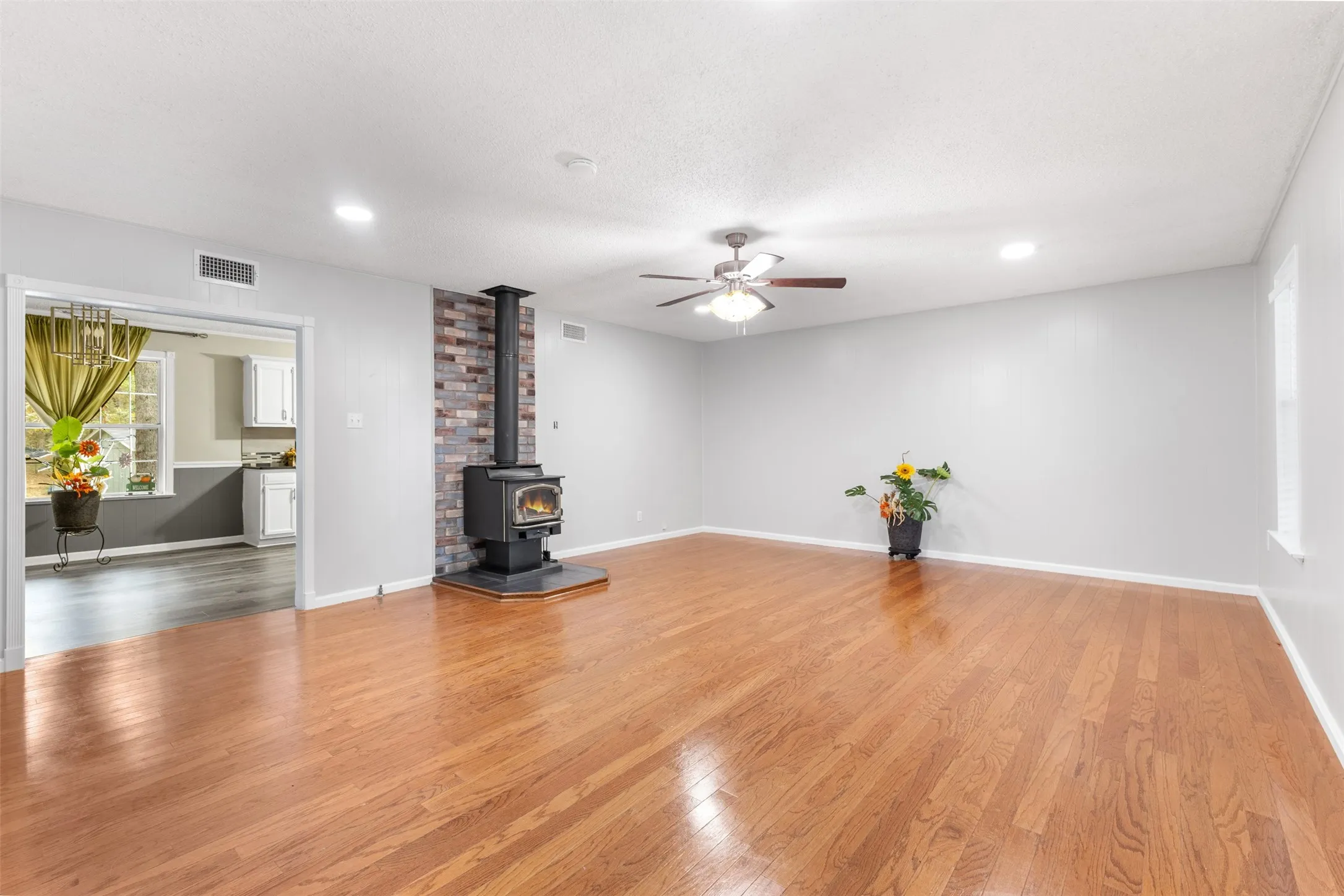Single Family Residence For Sale in Franklin (TX) County , 109 King Lyle Road, Scroggins, Texas 75480, 2 Bedrooms, 2 Bathrooms, Garage spaces, 1,500 Sqft, built in 1996, Price $299,000, mls#21262547, Real Estate Agent in Scroggins, Homes For Sale in Franklin (TX) county, Homes For Sale in Scroggins, Realtor in Scroggins Texas, Real Estate Brokerage Independent Realty Texas, Luminita Cordes Realtor