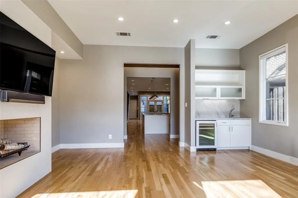 Single Family Residence For Sale in Dallas County , 4147 Prescott Avenue, Dallas, Texas 75219, 3 Bedroom, 4 Bathroom, 2 Garage spaces, 3,324 Sqft, built in 2017, mls#21315541, Real Estate Agent in Dallas, Homes For Sale in Dallas county, Homes For Sale in Dallas, Realtor in Dallas Texas, Real Estate Brokerage Independent Realty Texas, Luminita Cordes Realtor