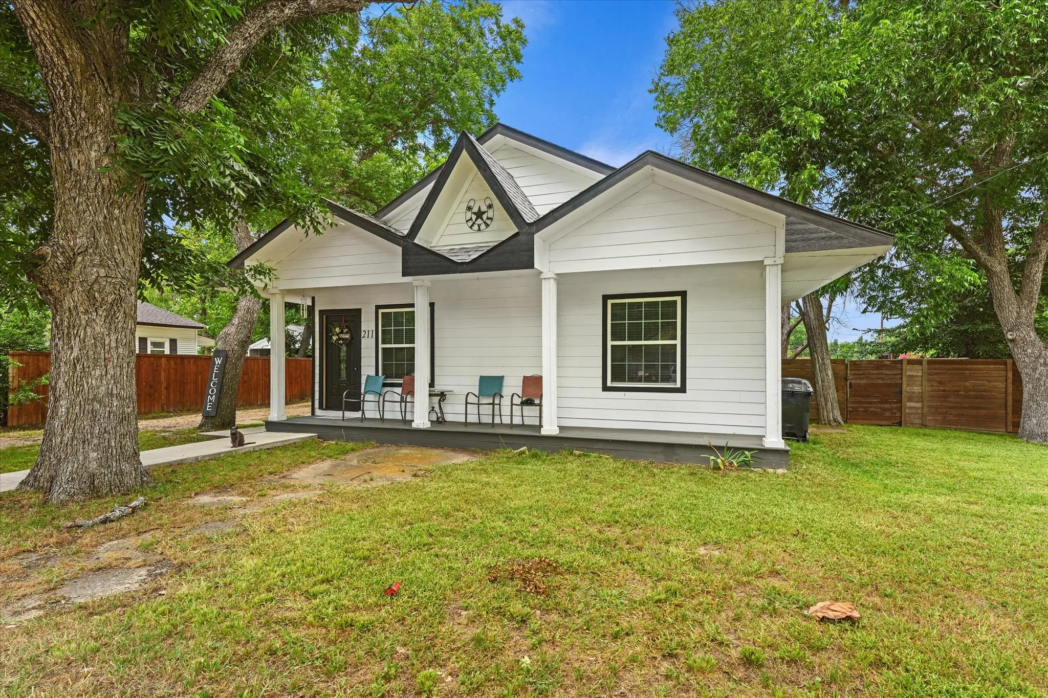 Single Family Residence For Sale in Kaufman County , 211 N Main Street, Crandall, Texas 75114, 5 Bedroom, 3 Bathroom, Garage spaces, 1,714 Sqft, built in 1975, mls#21315502, Real Estate Agent in Crandall, Homes For Sale in Kaufman county, Homes For Sale in Crandall, Realtor in Crandall Texas, Real Estate Brokerage Independent Realty Texas, Luminita Cordes Realtor
