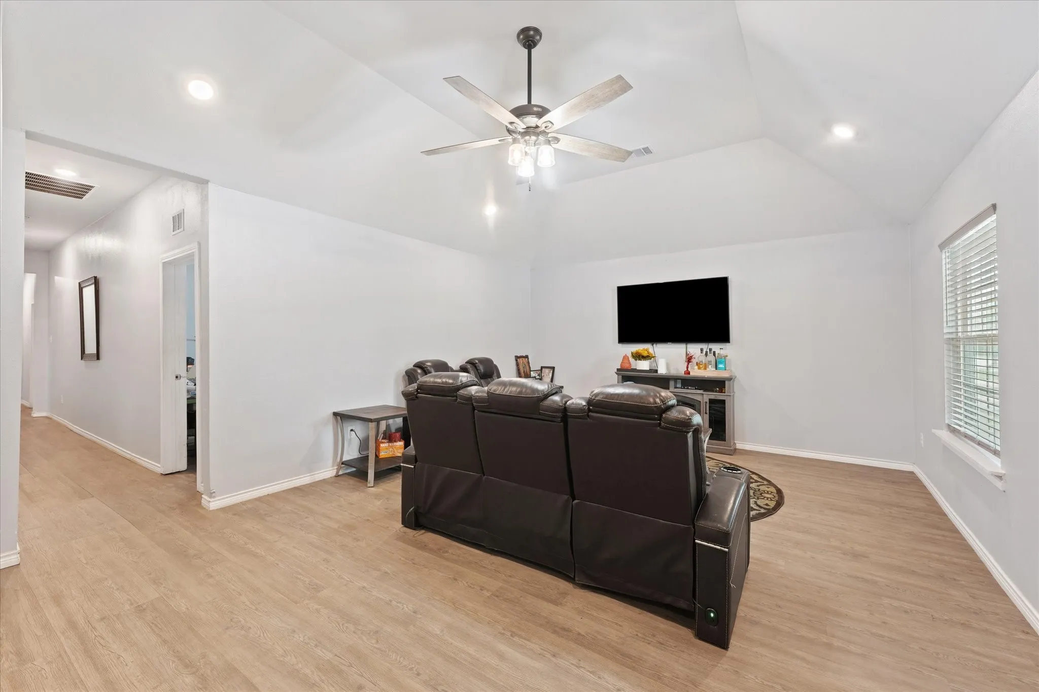Single Family Residence For Sale in Kaufman County , 211 N Main Street, Crandall, Texas 75114, 5 Bedroom, 3 Bathroom, Garage spaces, 1,714 Sqft, built in 1975, mls#21315502, Real Estate Agent in Crandall, Homes For Sale in Kaufman county, Homes For Sale in Crandall, Realtor in Crandall Texas, Real Estate Brokerage Independent Realty Texas, Luminita Cordes Realtor