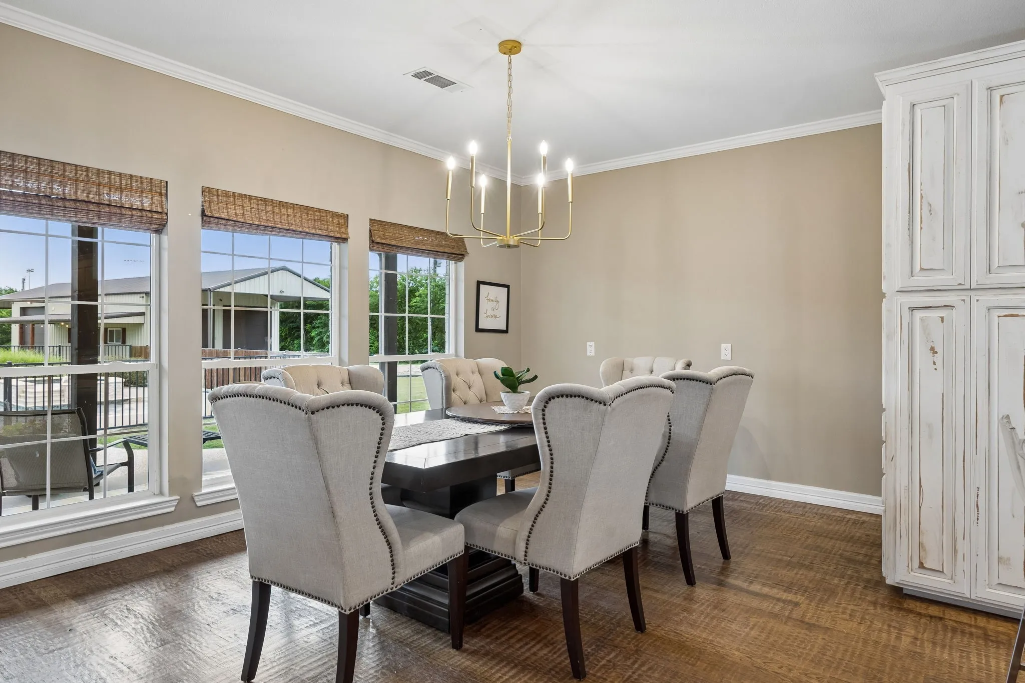 Lovely breakfast/dining area with a little planning desk tucked behind the cabinets.