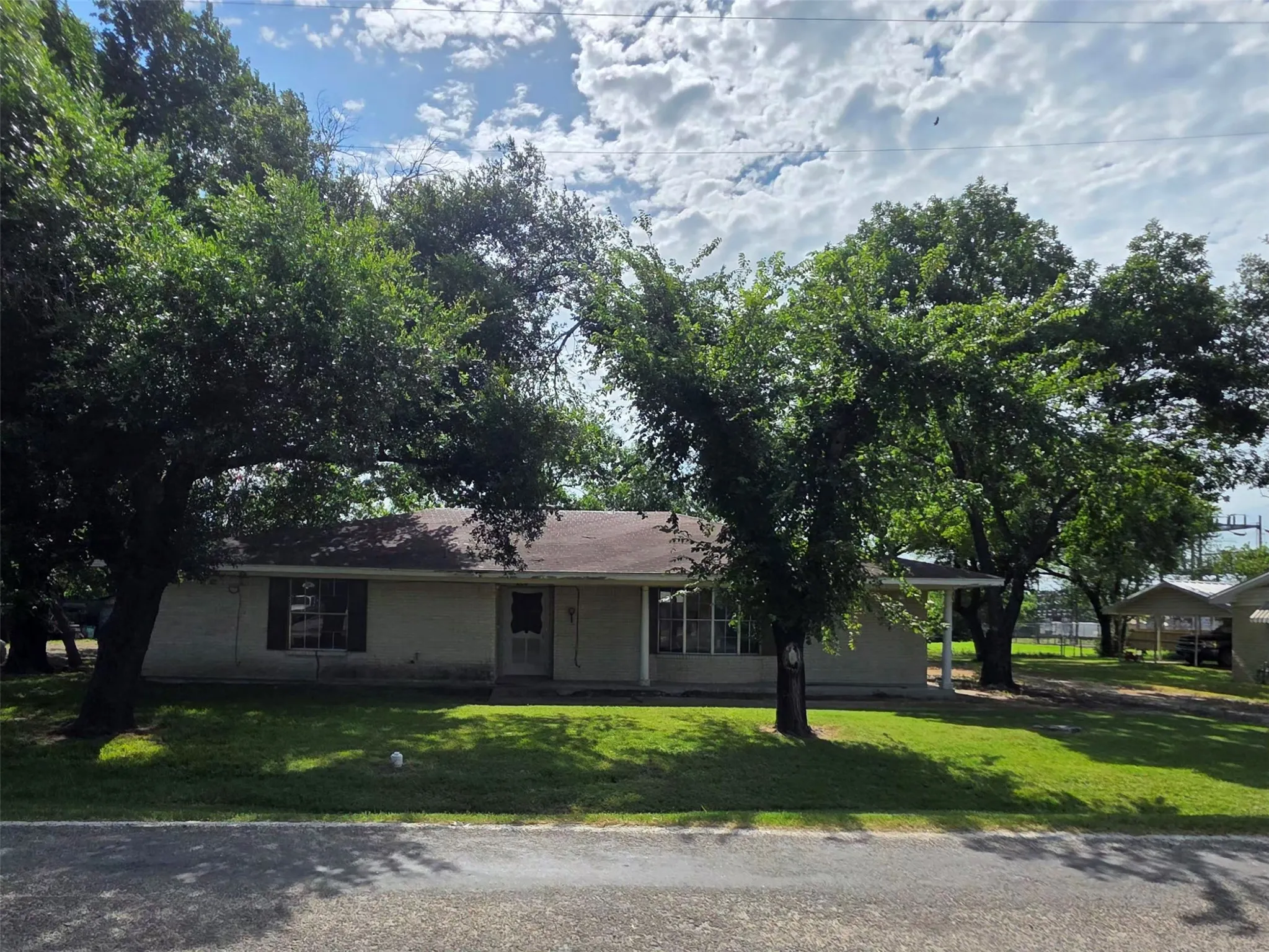 Single Family Residence For Sale in Navarro County , 204 Fordyce Street, Barry, Texas 75102, 3 Bedroom, 2 Bathroom, 2 Garage spaces, 1,847 Sqft, built in 1977, mls#21315556, Real Estate Agent in Barry, Homes For Sale in Navarro county, Homes For Sale in Barry, Realtor in Barry Texas, Real Estate Brokerage Independent Realty Texas, Luminita Cordes Realtor