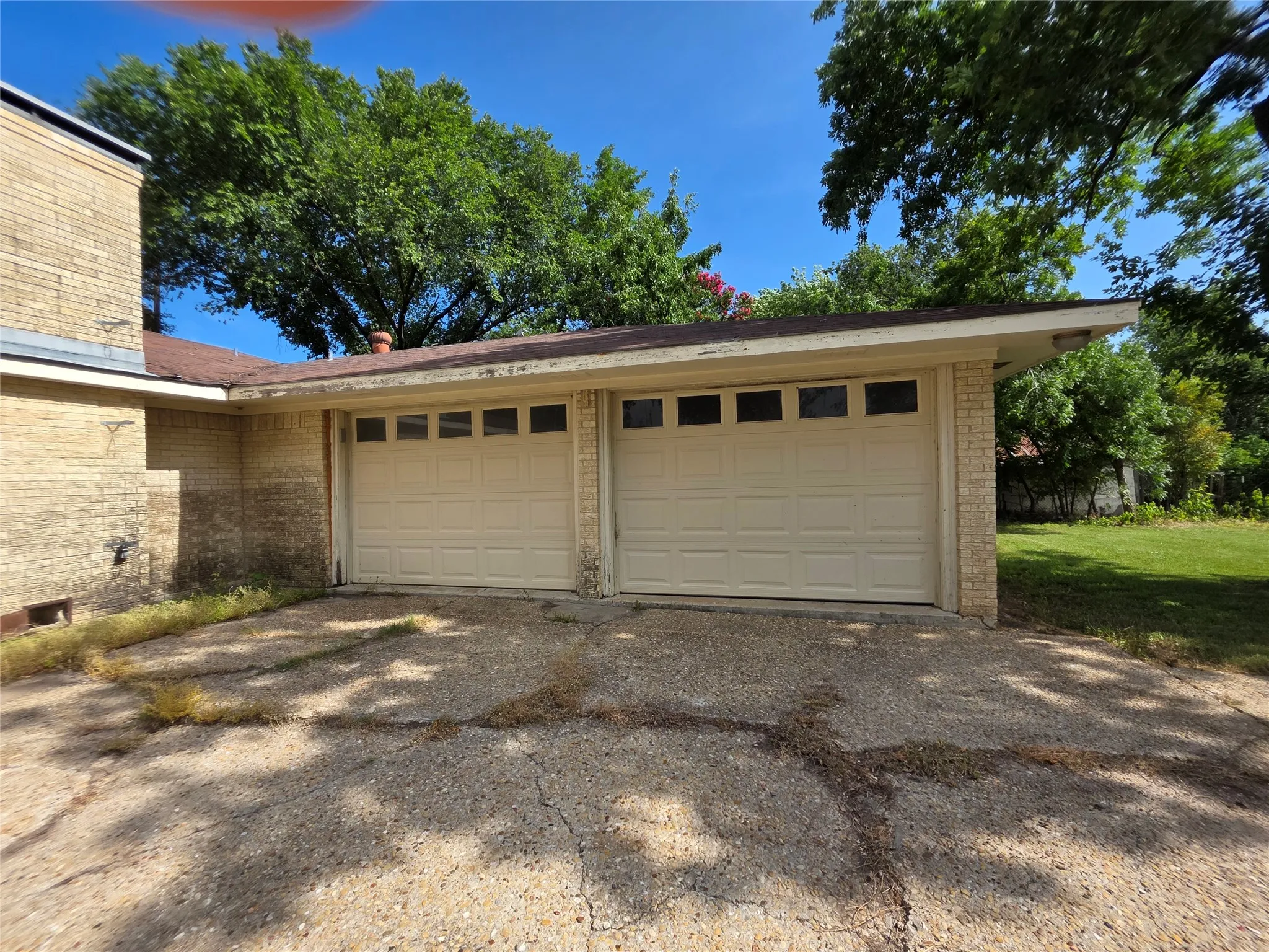 Single Family Residence For Sale in Navarro County , 204 Fordyce Street, Barry, Texas 75102, 3 Bedroom, 2 Bathroom, 2 Garage spaces, 1,847 Sqft, built in 1977, mls#21315556, Real Estate Agent in Barry, Homes For Sale in Navarro county, Homes For Sale in Barry, Realtor in Barry Texas, Real Estate Brokerage Independent Realty Texas, Luminita Cordes Realtor