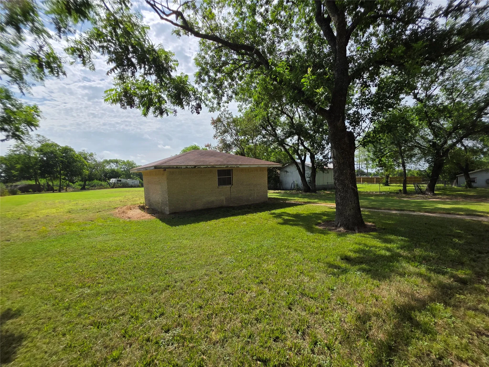 Single Family Residence For Sale in Navarro County , 204 Fordyce Street, Barry, Texas 75102, 3 Bedroom, 2 Bathroom, 2 Garage spaces, 1,847 Sqft, built in 1977, mls#21315556, Real Estate Agent in Barry, Homes For Sale in Navarro county, Homes For Sale in Barry, Realtor in Barry Texas, Real Estate Brokerage Independent Realty Texas, Luminita Cordes Realtor