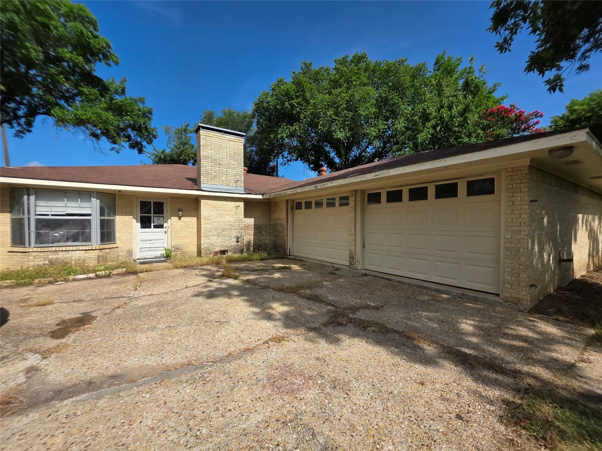 Single Family Residence For Sale in Navarro County , 204 Fordyce Street, Barry, Texas 75102, 3 Bedroom, 2 Bathroom, 2 Garage spaces, 1,847 Sqft, built in 1977, mls#21315556, Real Estate Agent in Barry, Homes For Sale in Navarro county, Homes For Sale in Barry, Realtor in Barry Texas, Real Estate Brokerage Independent Realty Texas, Luminita Cordes Realtor