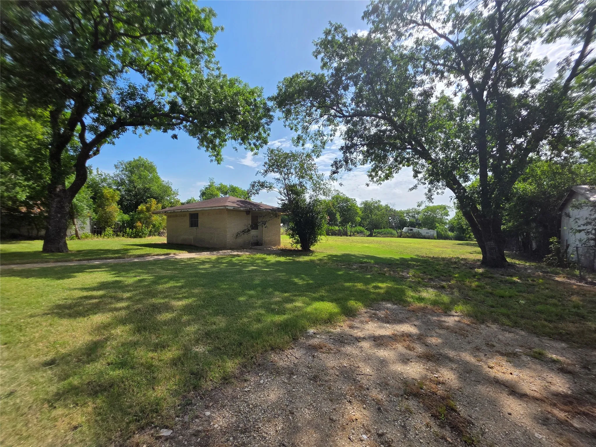 Single Family Residence For Sale in Navarro County , 204 Fordyce Street, Barry, Texas 75102, 3 Bedroom, 2 Bathroom, 2 Garage spaces, 1,847 Sqft, built in 1977, mls#21315556, Real Estate Agent in Barry, Homes For Sale in Navarro county, Homes For Sale in Barry, Realtor in Barry Texas, Real Estate Brokerage Independent Realty Texas, Luminita Cordes Realtor