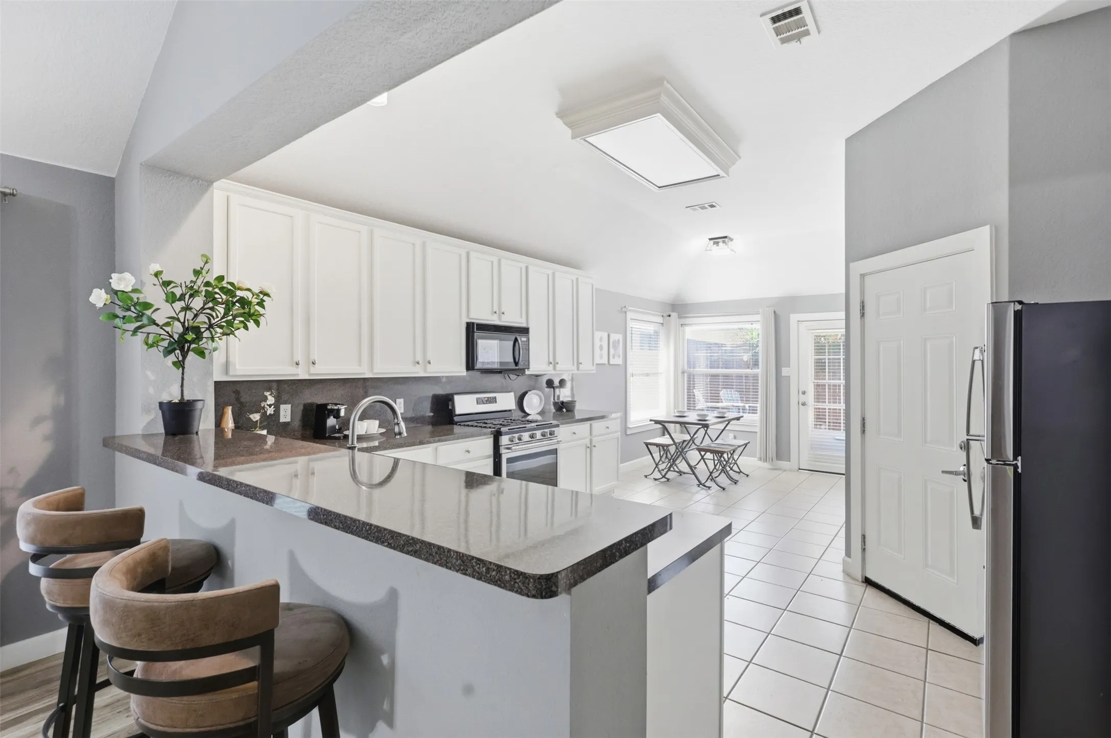 Single Family Residence For Sale in Denton County , 5433 Mohawk Court, The Colony, Texas 75056, 3 Bedroom, 2 Bathroom, 2 Garage spaces, 1,630 Sqft, built in 2001, mls#21315395, Real Estate Agent in The Colony, Homes For Sale in Denton county, Homes For Sale in The Colony, Realtor in The Colony Texas, Real Estate Brokerage Independent Realty Texas, Luminita Cordes Realtor